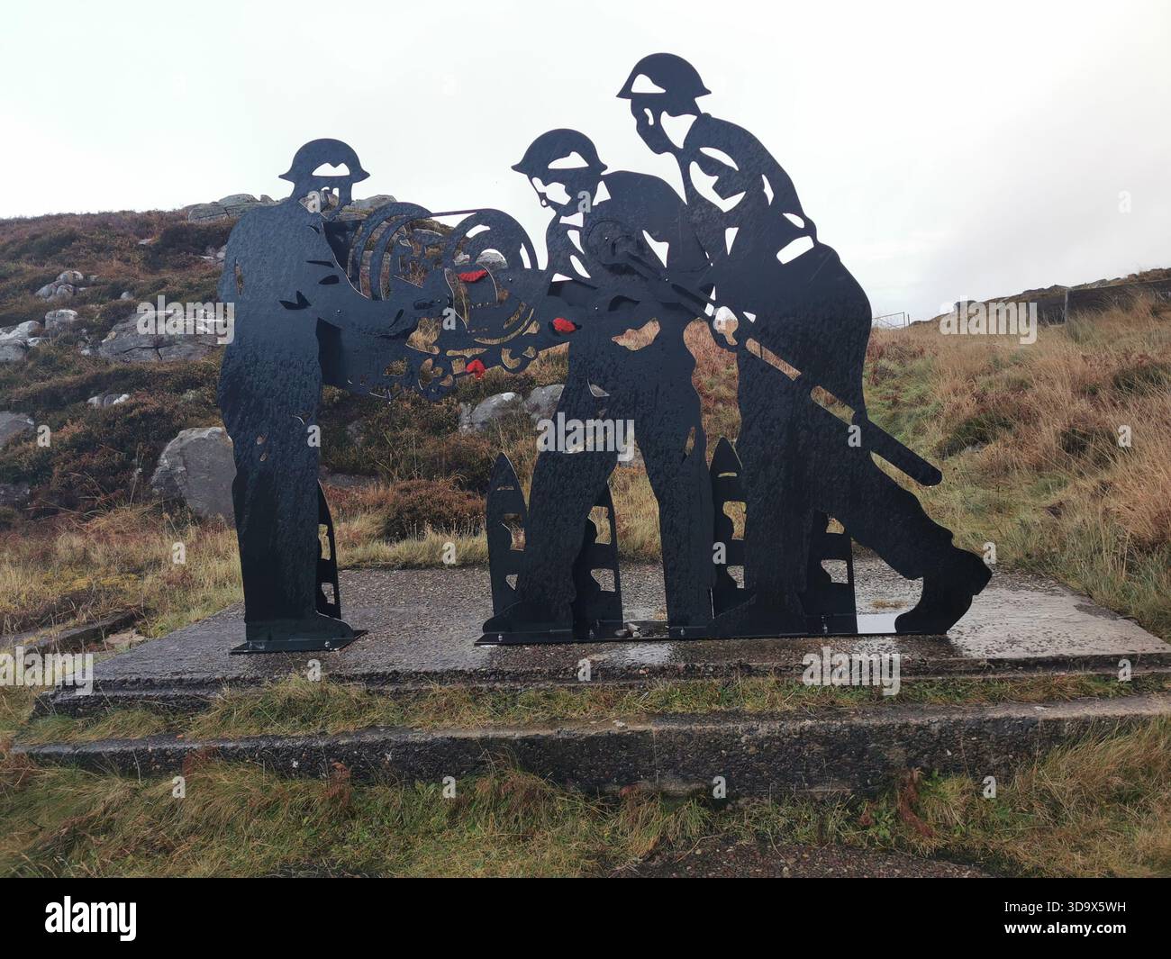Das Arctic Convoy Memorial in Cove am Loch Ewe, schottische Highlands, ehrt Seeleute aus dem Zweiten Weltkrieg auf den arktischen Versorgungsrouten. Wahrzeichen Schottlands. Stockfoto