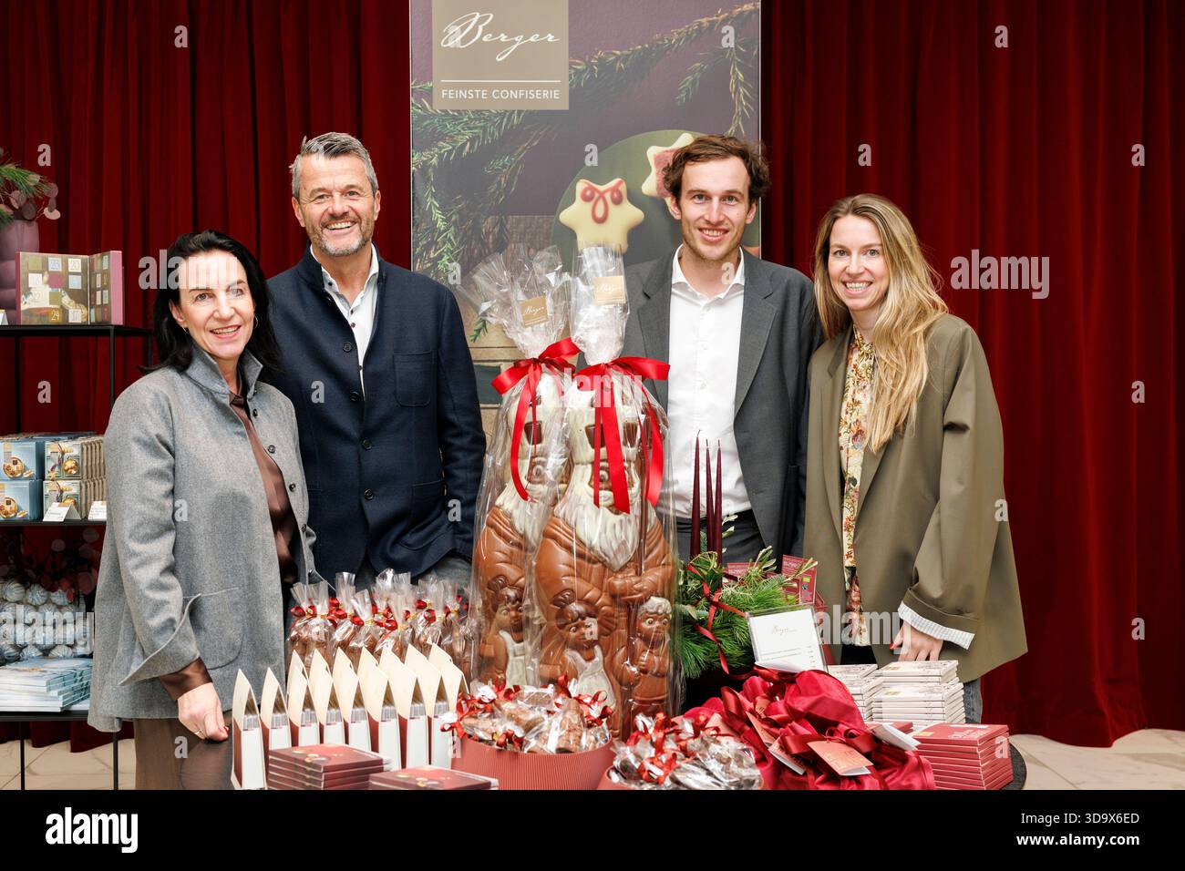 Seit September 1994 werden Sie im Stammhaus von Berger Feinste Confiserie am Schokoladenweg 1 in Lofer Pralinen, Schokoladen und Konfekt von Hand hergestellt. In diesem Jahr werden Ihre Produkte auch in Wien, mitunter im Kaufhaus Steffl in der Kärntnerstraße angeboten. Im Bild: Familie Berger am 27. November 2025 im Kaufhaus Steffl in der Kärntnerstraße in Wien. // seit September 1994 werden Pralinen, Pralinen und Süßwaren im Hauptsitz der Berger Feinste Confiserie am Schokoladenweg 1 in Lofer handgefertigt. In diesem Jahr werden ihre Produkte auch in Wien angeboten, unter anderem auf der Stockfoto