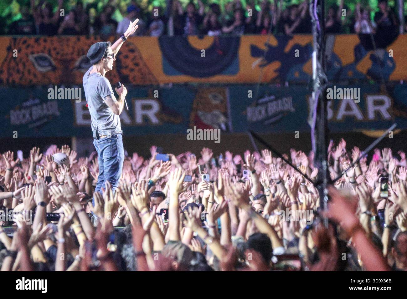 Curitiba, Brasilien. Dezember 2025. PR - CURITIBA - 06/12/2025 - CURITIBA, PRIME ROCK BRASIL - Dinho Ouro Preto von der Band Capital Inicial während eines Auftritts im Prime Rock Brasil in Pedreira Paulo Leminski, in Curitiba, diesen Samstag (06). Foto: Robson Mafra/AGIF (Foto: Robson Mafra/AGIF/SIPA USA) Credit: SIPA USA/Alamy Live News Stockfoto