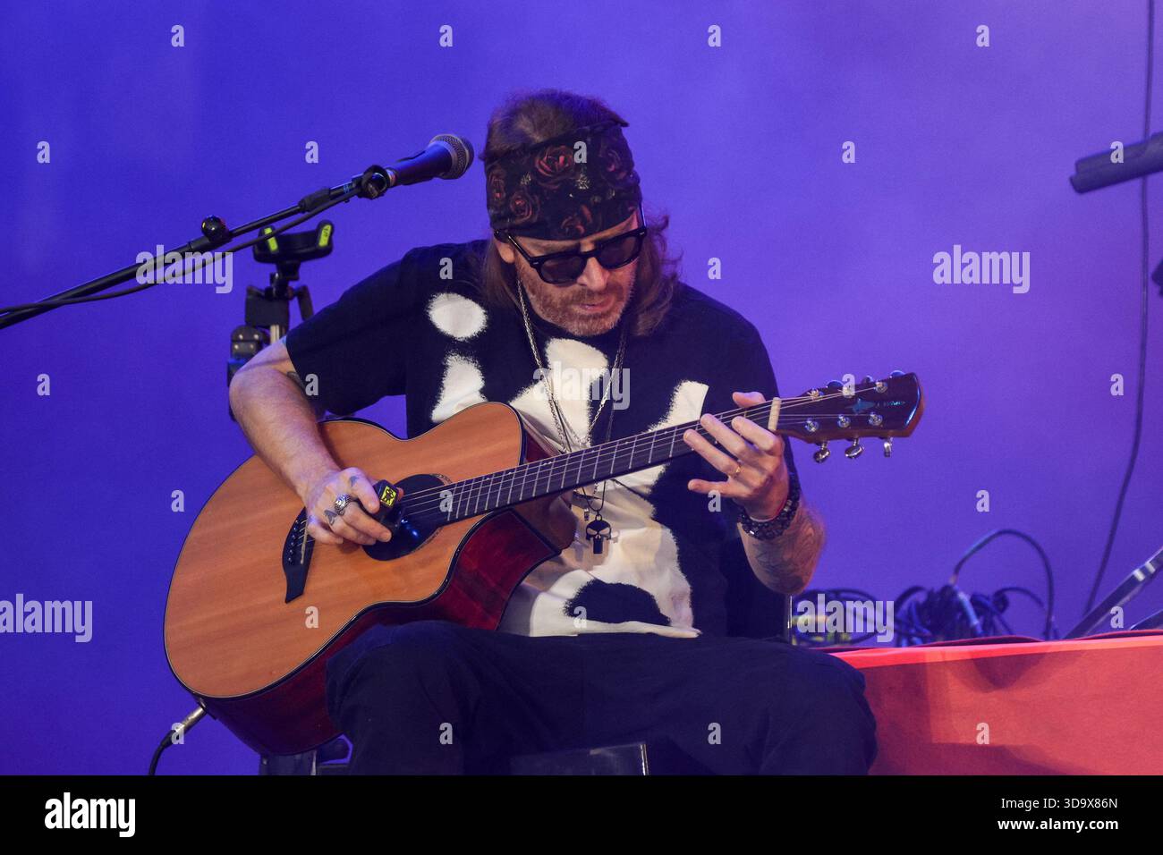 Curitiba, Brasilien. Dezember 2025. PR - CURITIBA - 06/12/2025 - CURITIBA, PRIME ROCK BRASIL - Murilo Lima von der Band Capital Inicial während eines Auftritts im Prime Rock Brasil in Pedreira Paulo Leminski, in Curitiba, diesen Samstag (06). Foto: Robson Mafra/AGIF (Foto: Robson Mafra/AGIF/SIPA USA) Credit: SIPA USA/Alamy Live News Stockfoto