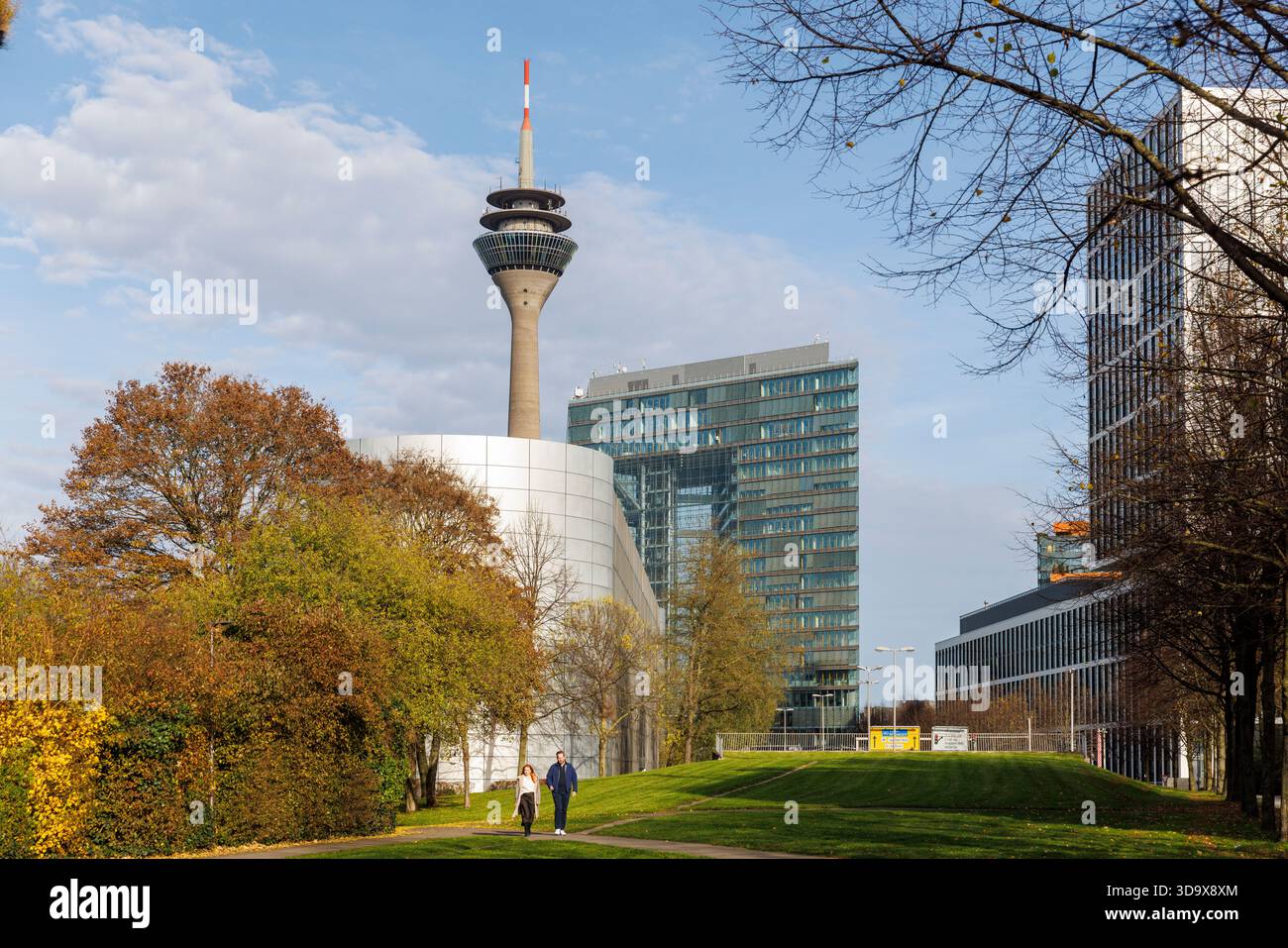 Rhineturm Sendeturm in Düsseldorf an einem Herbsttag Stockfoto