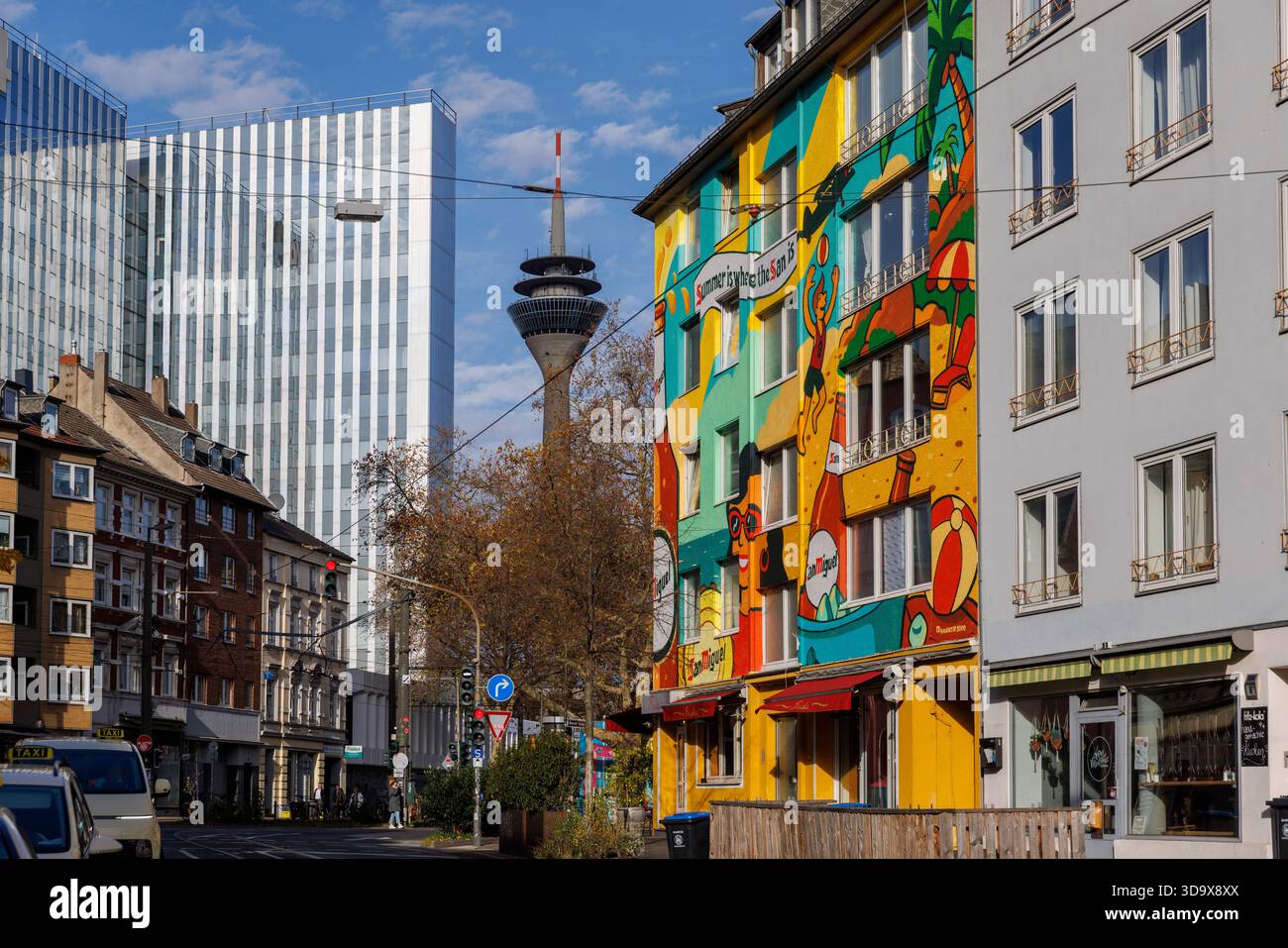 Rhineturm Sendeturm in Düsseldorf an einem Herbsttag Stockfoto