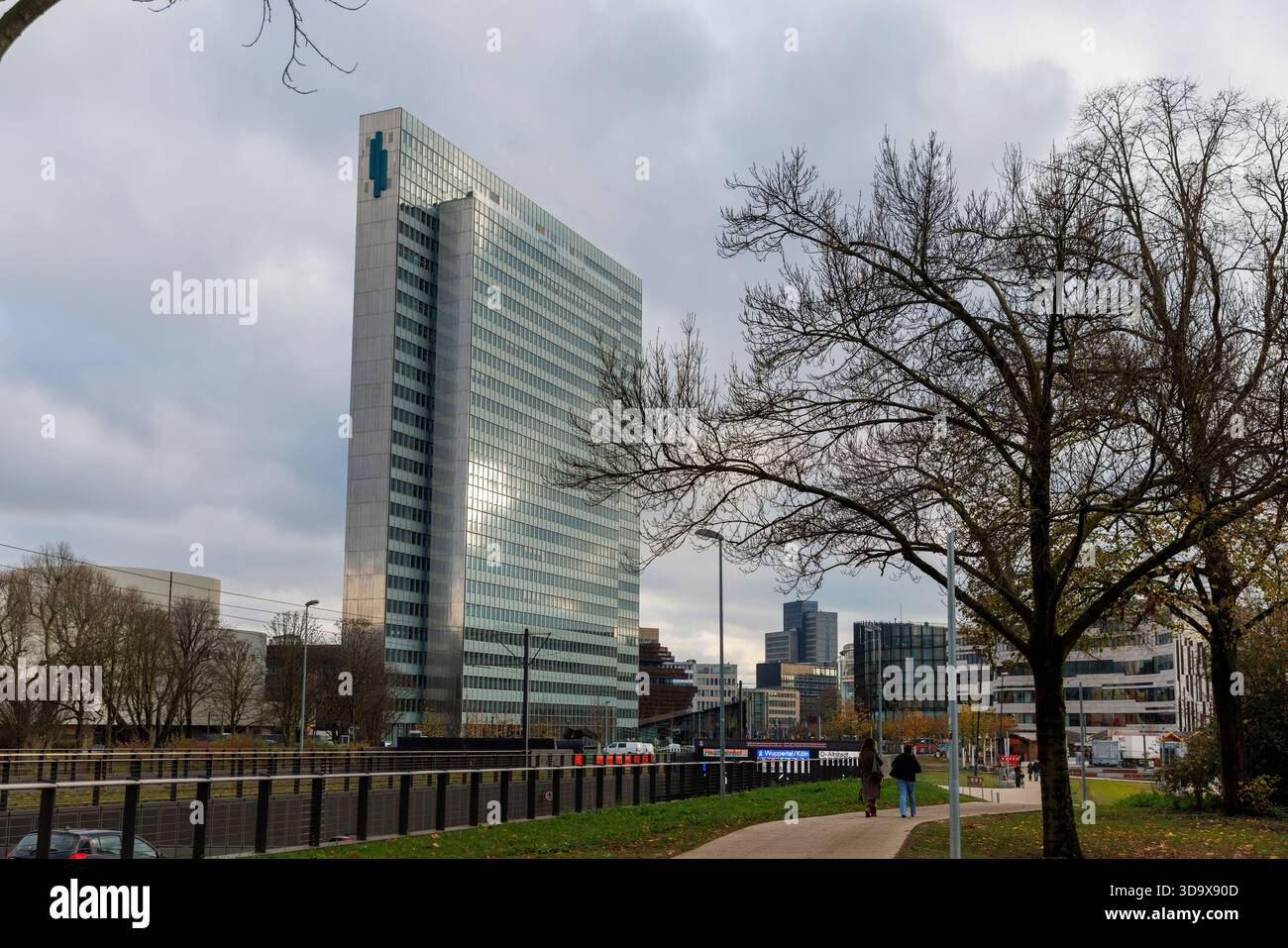 „Three Disc Building“ in Düsseldorf an einem Herbsttag Stockfoto