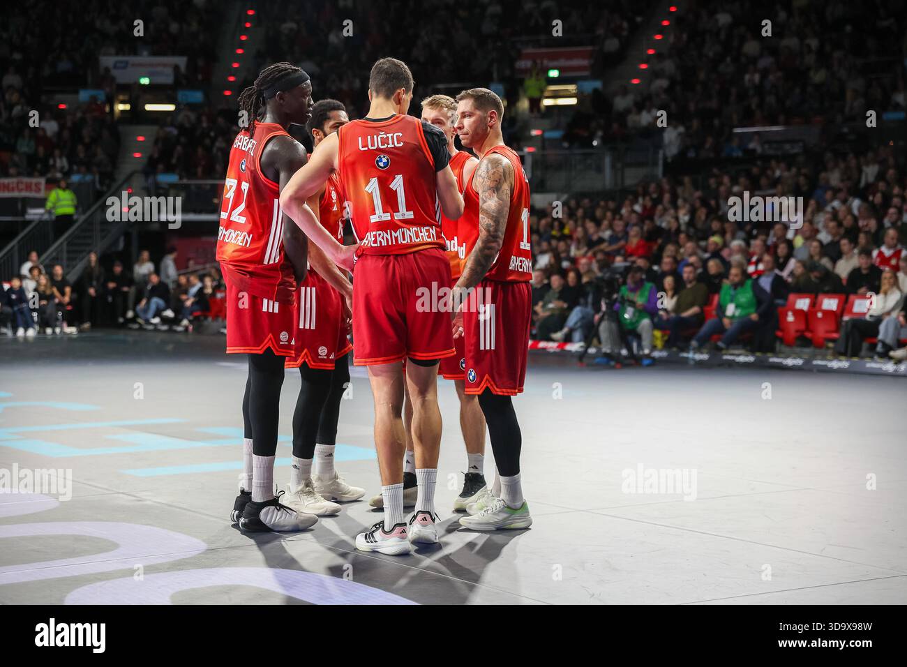 Team Circle, Meeting, Wenyen Gabriel (FC Bayern Basketball, #32) mit Vladimir Lucic (FC Bayern Basketball, #11) und Stefan Jovic (FC Bayern Basketball, #16), mit Niels Giffey (FC Bayern Basketball, #05) und Spencer Dinwiddie (FC Bayern Basketball, #26), Stockfoto