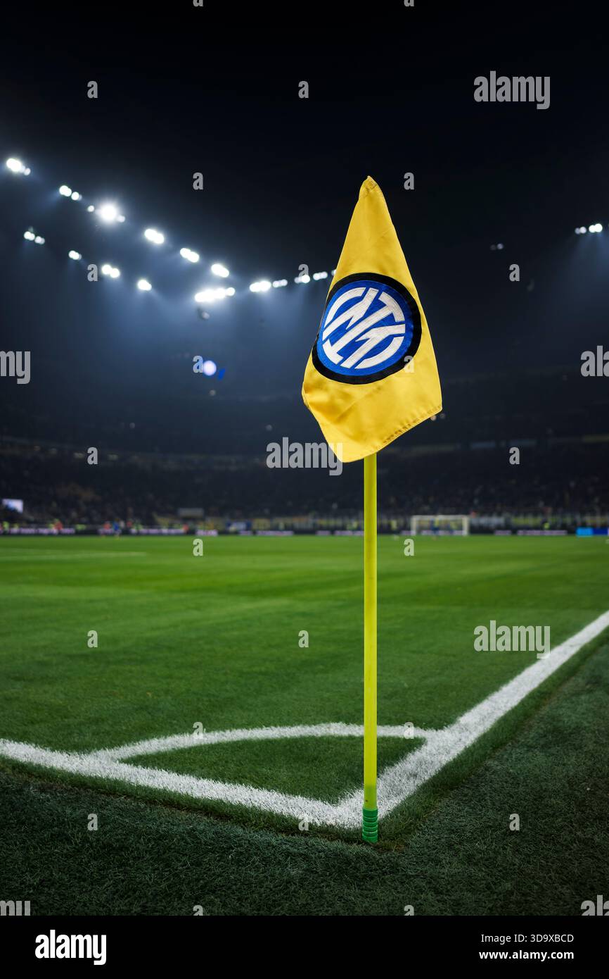 Eine Eckfahne mit dem Logo des FC Internazionale ist während der Halbzeit des Fußballspiels der Serie A zwischen dem FC Internazionale und Como 1907 zu sehen. Stockfoto