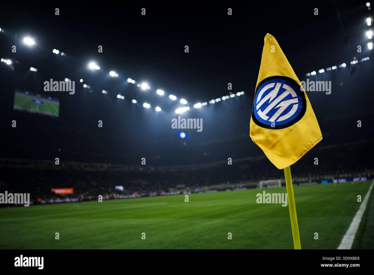 Eine Eckfahne mit dem Logo des FC Internazionale ist während der Halbzeit des Fußballspiels der Serie A zwischen dem FC Internazionale und Como 1907 zu sehen. Stockfoto