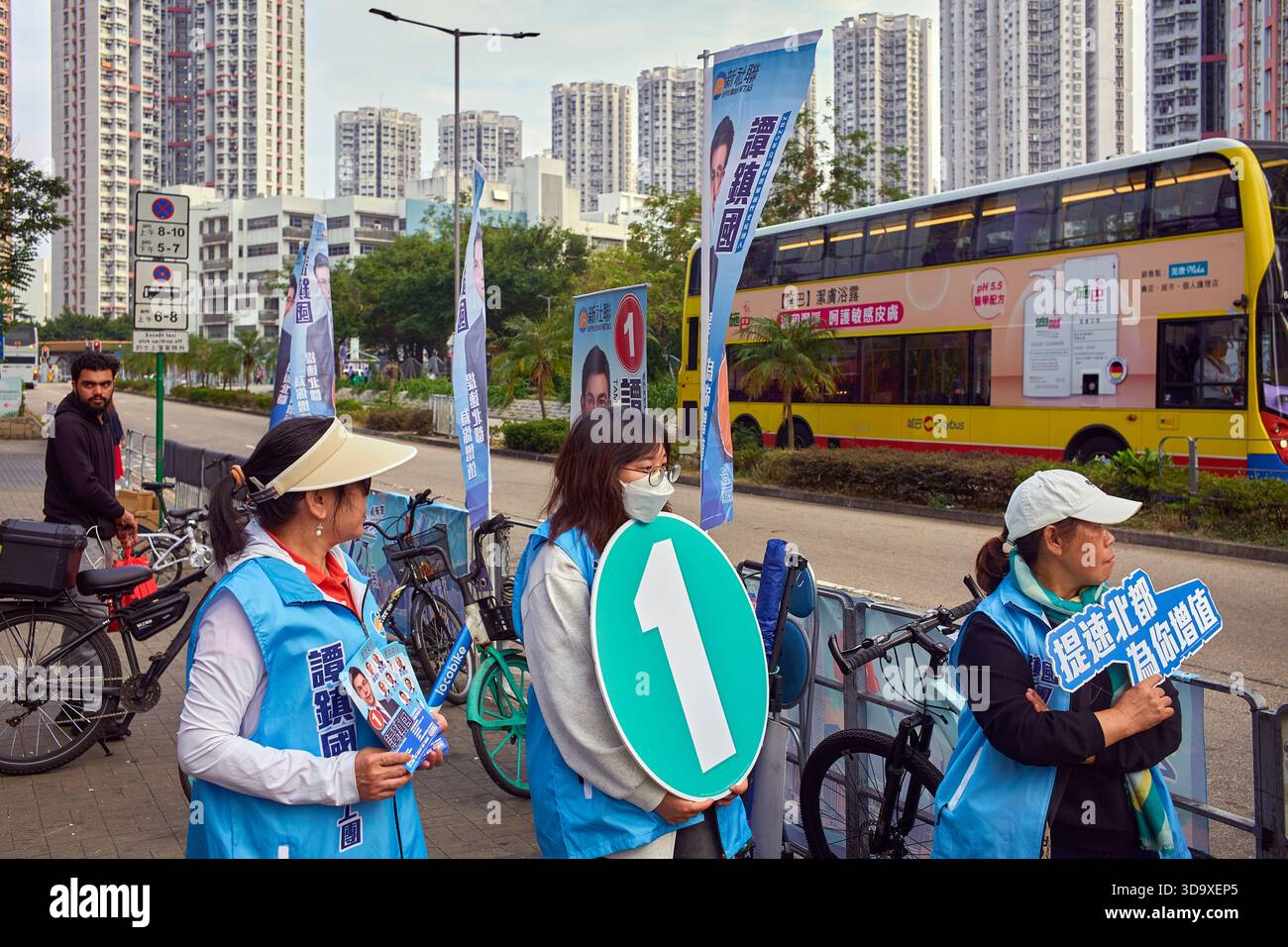 Hongkong, China. Dezember 2025. Kandidatenassistenten vor einer Wahlstation in Tin Shui Wai gesehen. Die Parlamentswahlen 2025 in Hongkong finden am 7. Dezember 2025 statt, um die 90 Mitglieder des 8. Hongkonger Legislativrates zu wählen. Quelle: SOPA Images Limited/Alamy Live News Stockfoto