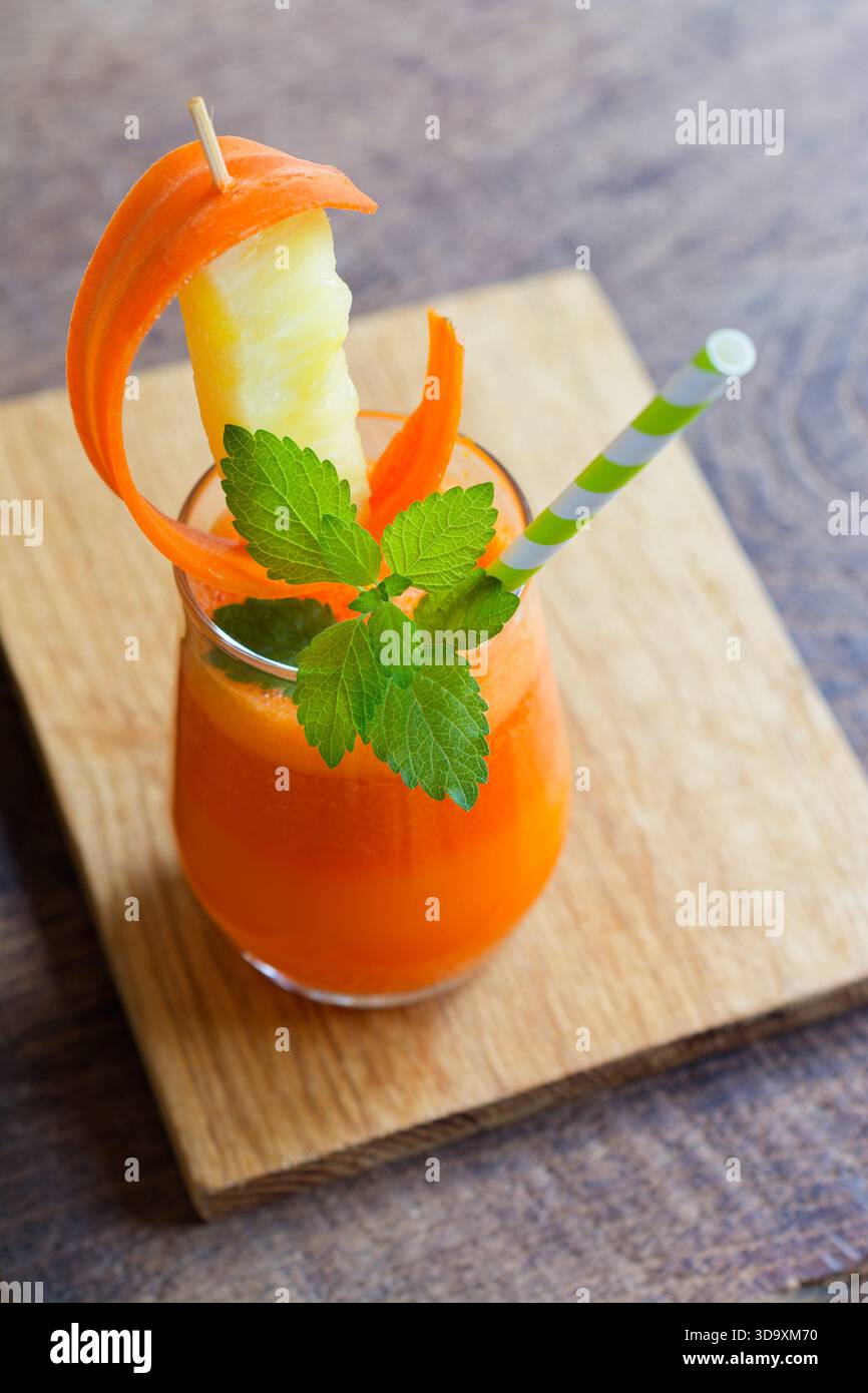 Karotten, Ananas und Kurkuma Smoothie Stockfoto