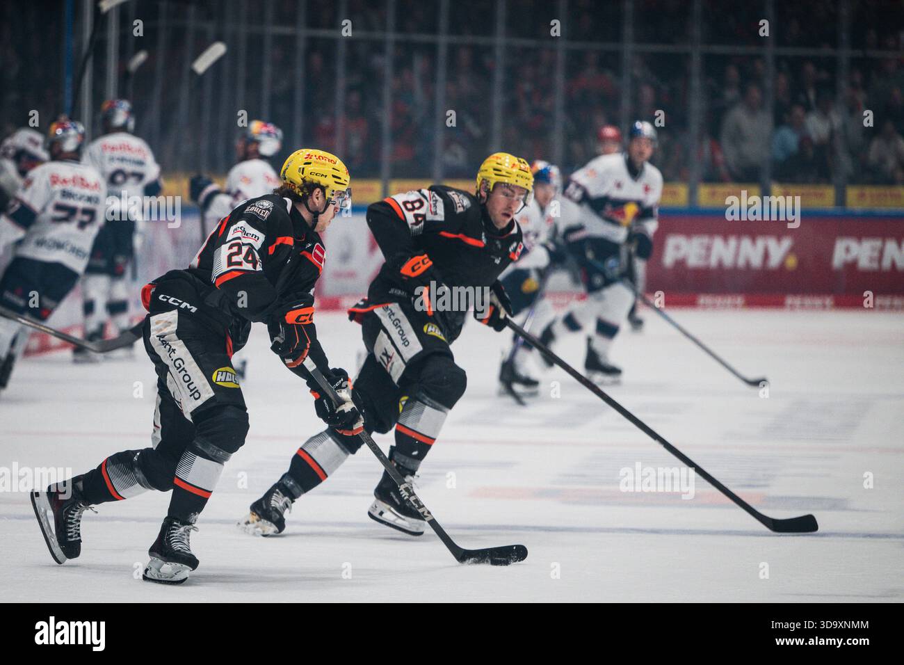 Philipp Bidoul (Frankfurt Löwen, #24), Christopher Wilkie (Frankfurt Löwen, #84) GER, DEL, Frankfurt Löwen vs EHC Red Bull München, SV Eishockey, 26. Spieltag, Saison 2025/2026, 7. Dezember, 2025 Eibner-Pressefoto/Attila Ziga Stockfoto