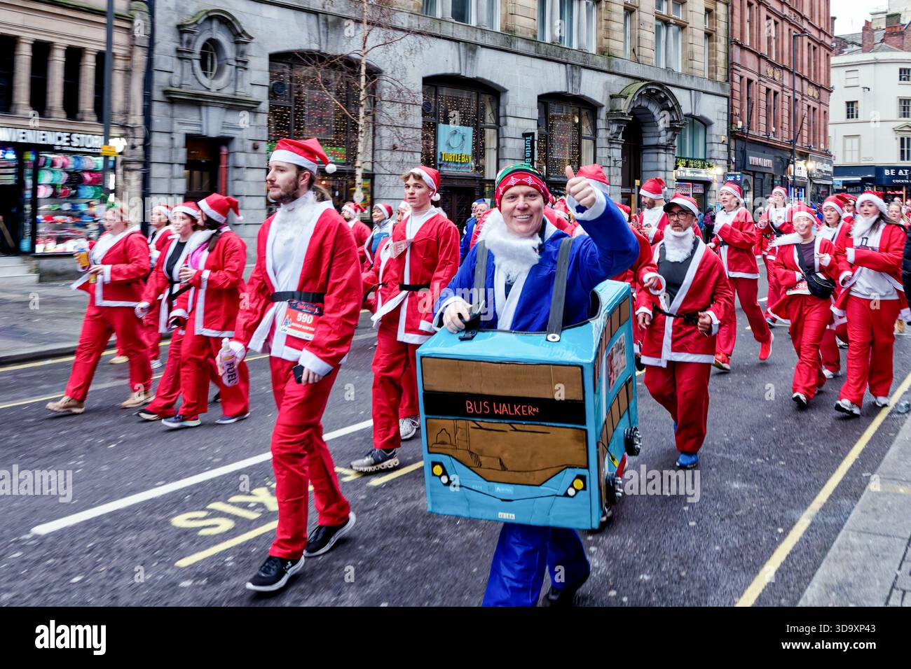 7. Dezember 2025, Liverpool, Vereinigtes Königreich: Der Liverpool Santa Dash der größte festliche 5K-Spaß in Großbritannien, bei dem über 10.000 Läufer als Weihnachtsmann gekleidet waren, um Geld für gute Zwecke zu sammeln (Credit Image: © Andy von Pip/ZUMA Press Wire) NUR REDAKTIONELLE VERWENDUNG! Nicht für kommerzielle ZWECKE! Stockfoto