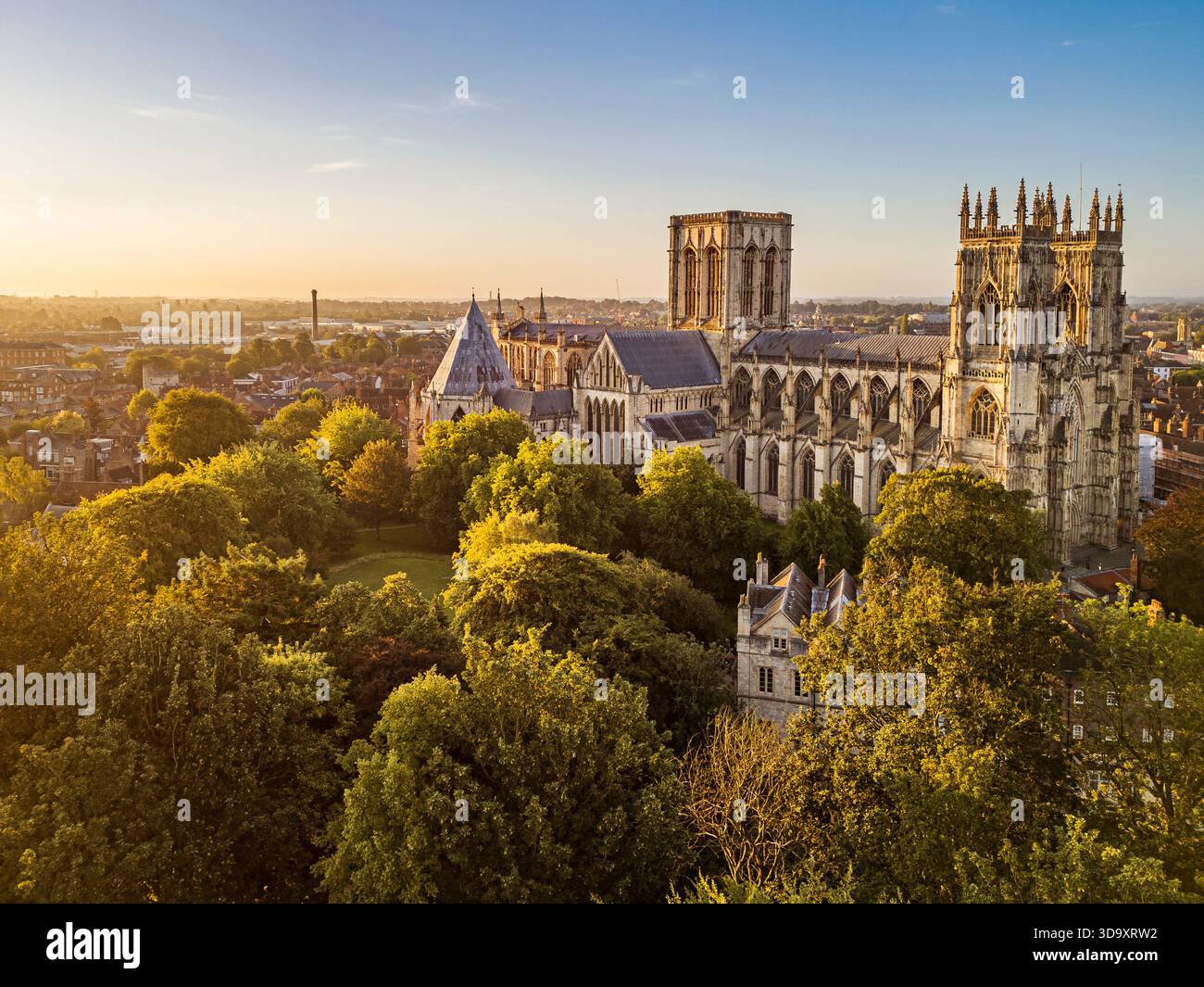Blick aus der Vogelperspektive auf York Minster, eine Kirche aus gotischer Architektur im Norden Englands. Sonnenaufgang über dem historischen Stadtzentrum von York Stockfoto