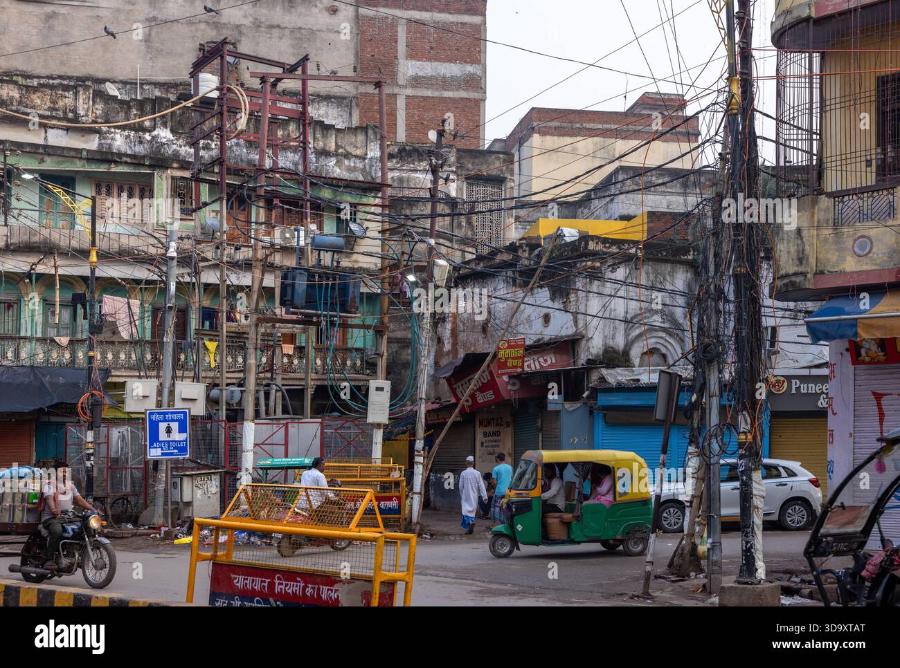 Asien Indien Uttar Pradesh Varanasie: Marode und alte Verlegung der Stromleitungen an einer Strassenecke in der Altstadt *** Asia India Uttar Pradesh Stockfoto