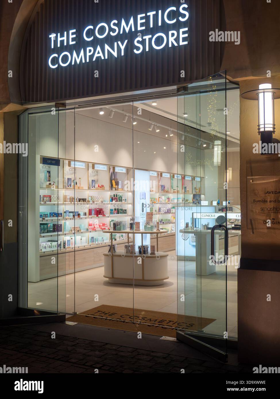 Fidenza, Italien 6. Dezember 2025 der Eingang des Cosmetics Company Store, der eine große Auswahl an Kosmetik- und Hautpflegeprodukten im Fidenza Village Outle präsentiert Stockfoto