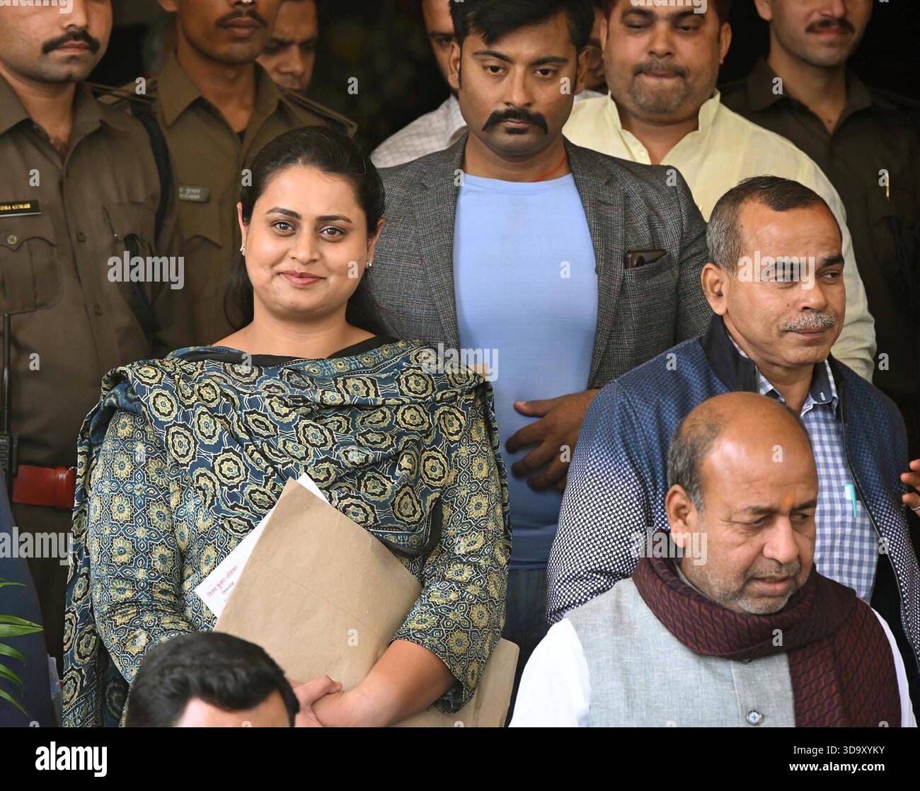 PATNA, INDIEN - 5. DEZEMBER: Bihar Minister und BJP MLA Shreyashi Singh kommen nach einer Wintersitzung in der Bihar Assembly am 5. Dezember 2025 in Patna, Indien. Foto: Santosh Kumar/Hindustan Times Bihar Assembly Winter Session 2025 Stockfoto