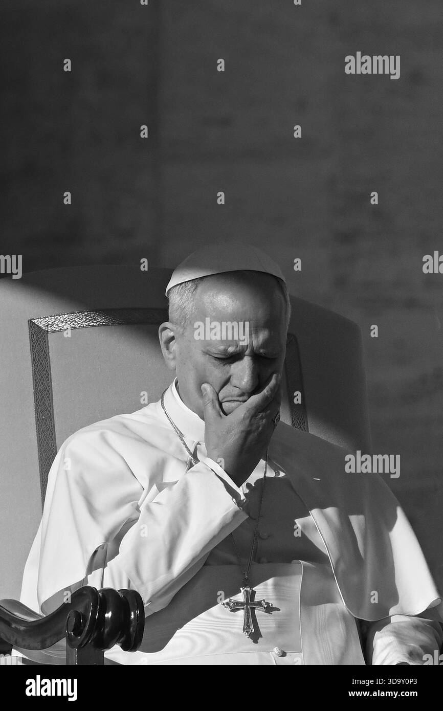 Vatikan, Vatikan. Dezember 2025. **NO LIBRI** Italien, Rom, Vatikan, 2025/12/6 .Papst Leo XIV. Während der Jubiläumsaudienz auf dem Petersplatz im Vatikan Foto von ALESSIA GIULIANI /Catholic Press Photo Credit: Independent Photo Agency/Alamy Live News Stockfoto