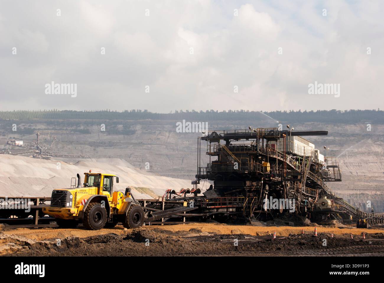 Hambach, Deutschland - 1. September 2010 - Braunkohle- oder Braunkohlebergwerk in einem Tagebau in Hambach Stockfoto