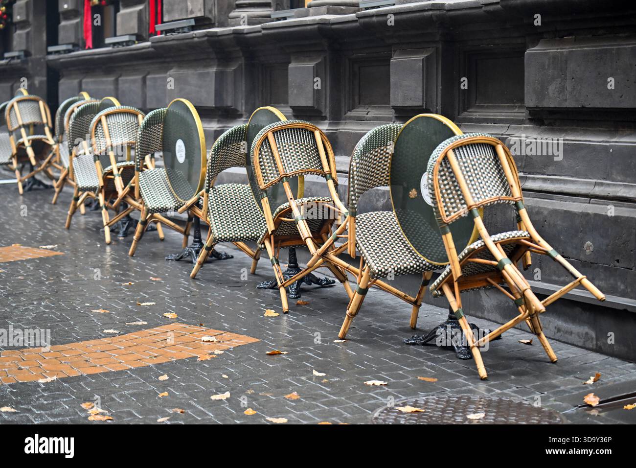 Jerewan Armenien 12.7,2025. Eine Reihe leerer Stühle steht auf einem Bürgersteig. Die Stühle sind alle in die gleiche Richtung und alle sind leer Stockfoto