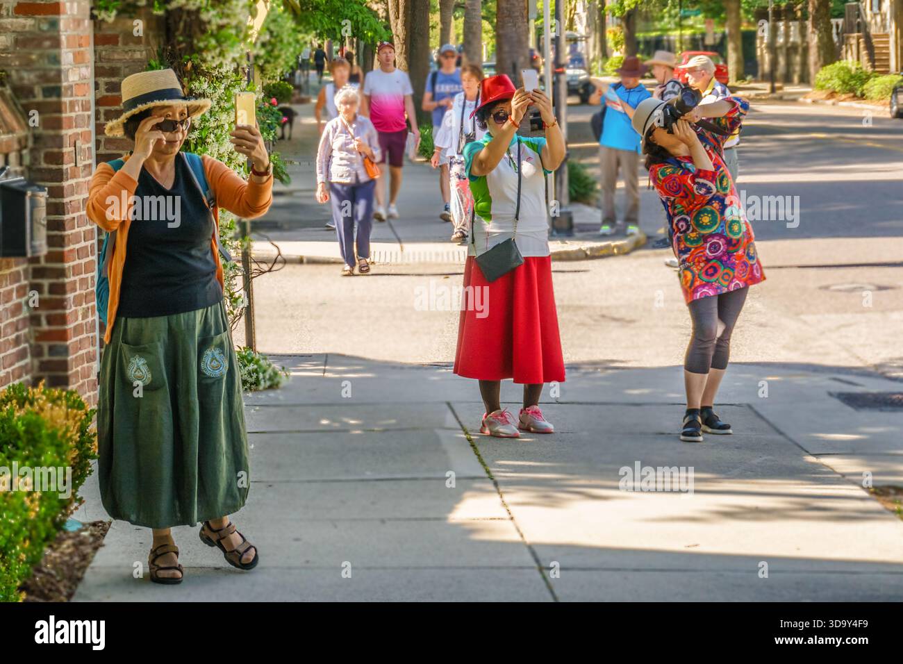Charleston, SC, USA-15. September 2025: Japanische oder asiatische Touristen machen Fotos entlang der Straße im histotrischen alten Charleston. Stockfoto