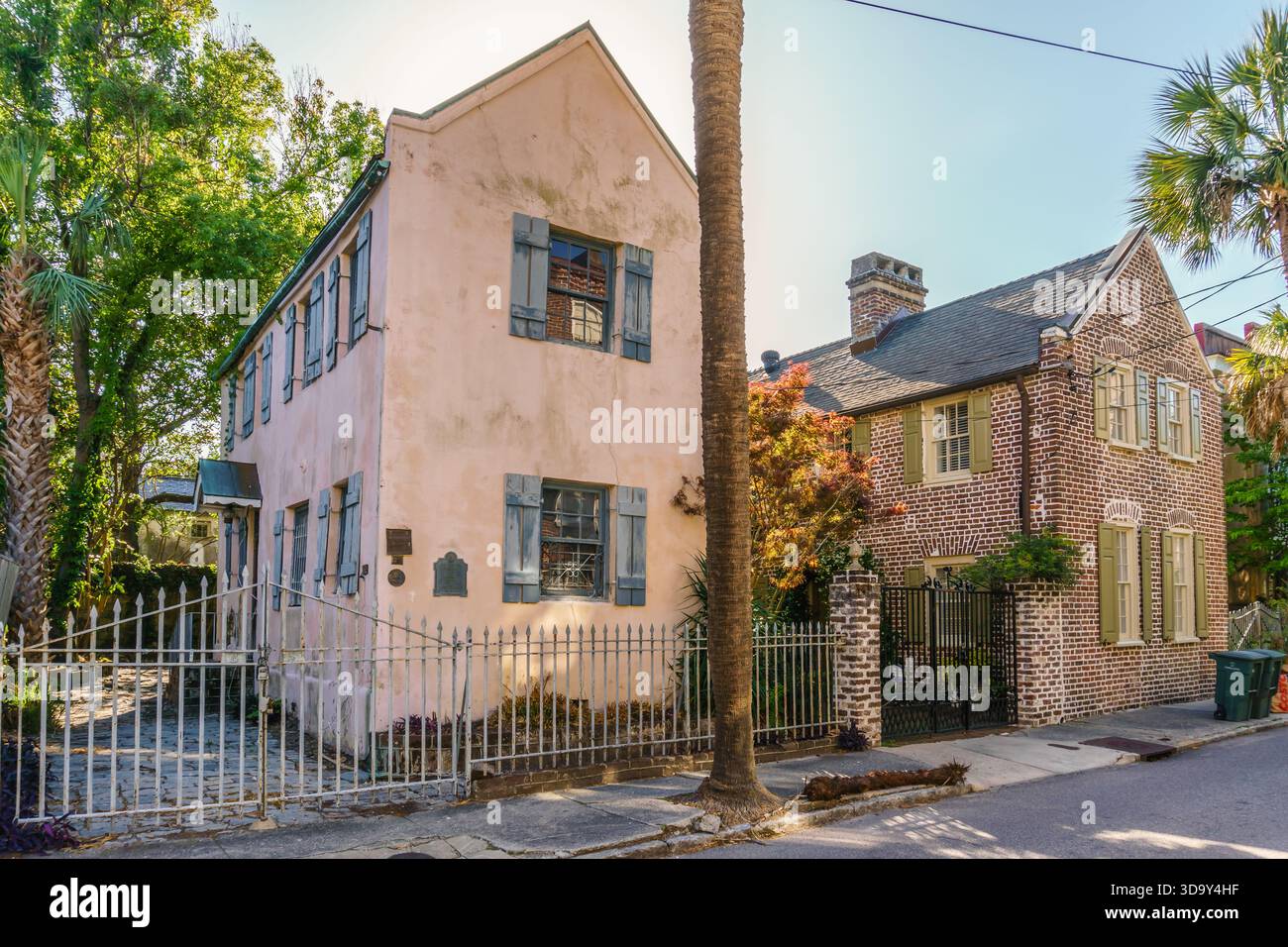 Charleston, SC, USA-15. September 2025: Historische Stein- und Backsteinhäuser im historischen Viertel von Charleston. Stockfoto