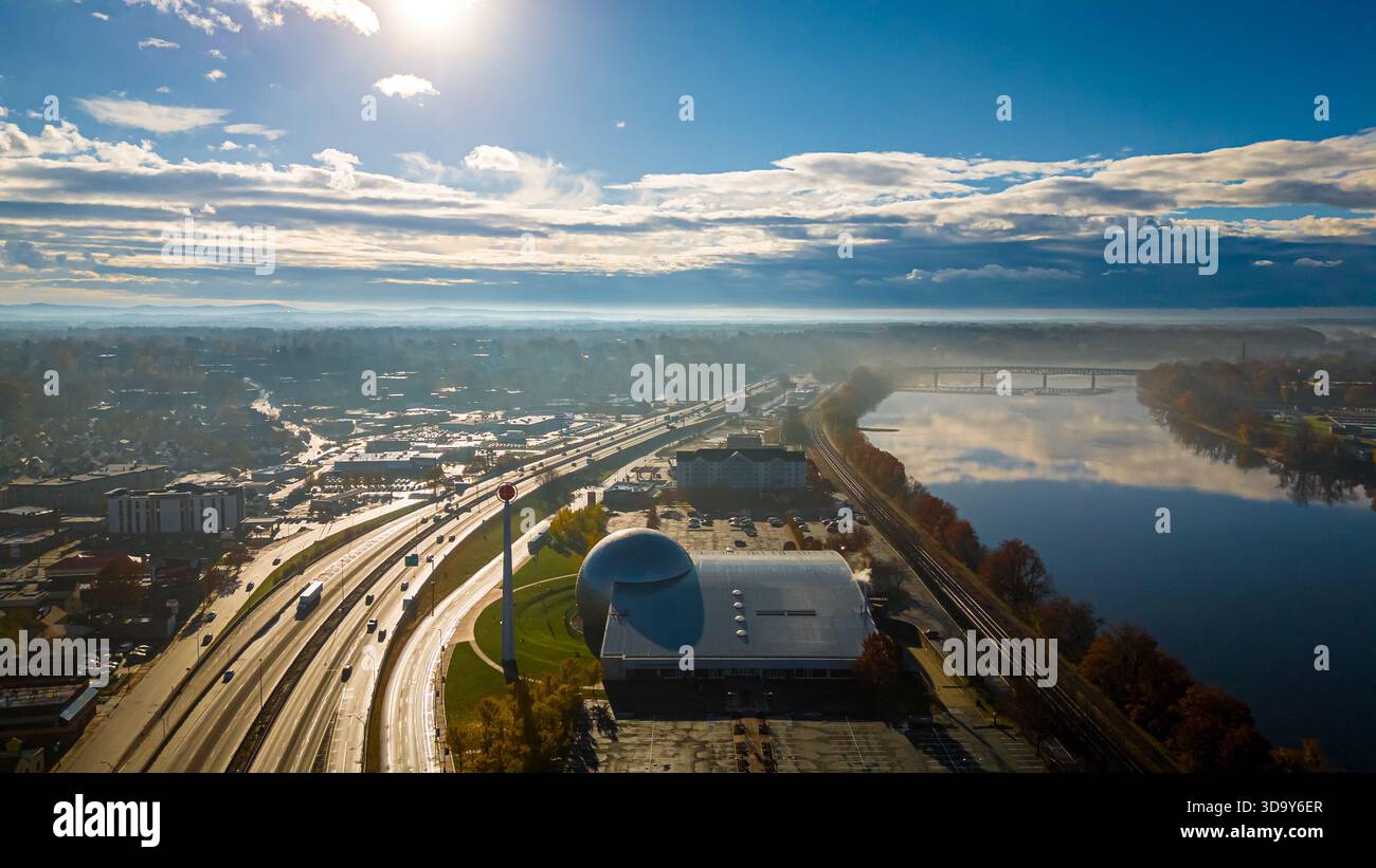 Die hochwinklige Drohnenaufnahme der Naismith Memorial Basketball Hall of Fame mit ihrer legendären silbernen Kuppel und riesigen Basketballskulptur ist perfekt für Sport Stockfoto