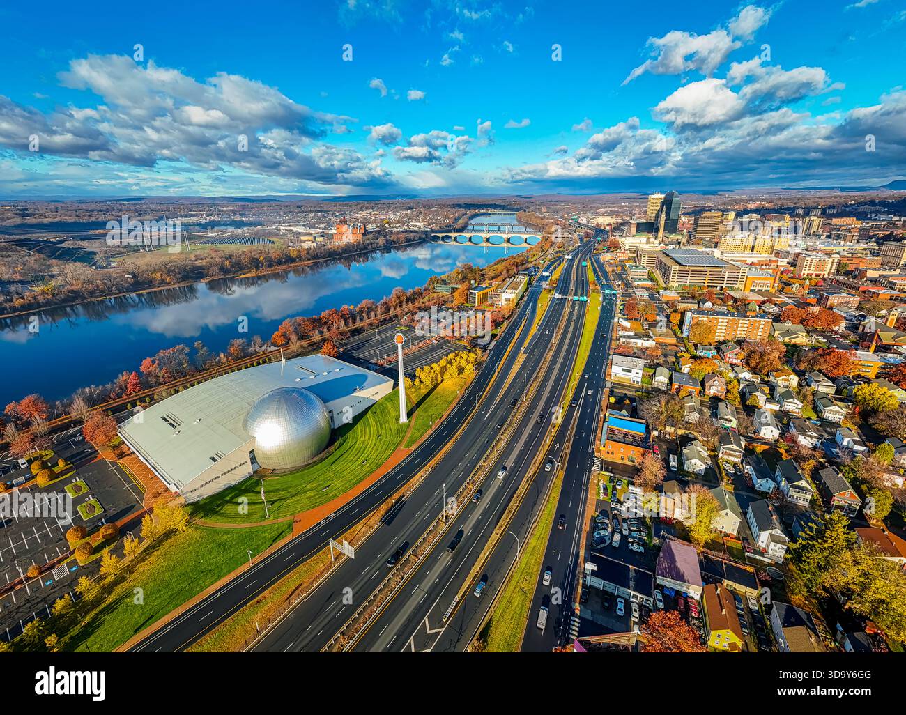 Die hochwinklige Drohnenaufnahme der Naismith Memorial Basketball Hall of Fame mit ihrer legendären silbernen Kuppel und riesigen Basketballskulptur ist perfekt für Sport Stockfoto