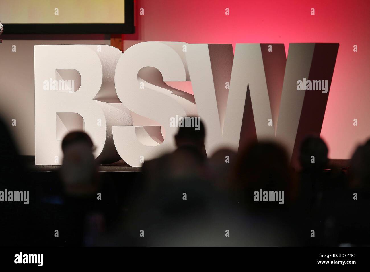 Magdeburg, Sachsen-Anhalt, Deutschland, 07.12.2025: Messe: 3. BSW-Bundesparteitag: Logo-Aufsteller *** Magdeburg, Sachsen-Anhalt, Deutschland, 07 12 2025 Messe 3 BSW Bundesparteikonferenz Logo Display Copyright: XdtsxNachrichtenagenturx dts 98005 Stockfoto