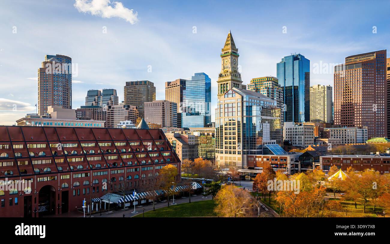 Heller Morgenblick auf die Innenstadt von Boston mit dem Custom House Tower und einer Mischung aus historischen und modernen Gebäuden – ideal für Reisen, Geschäftsreisen und Stadtbesichtigungen Stockfoto