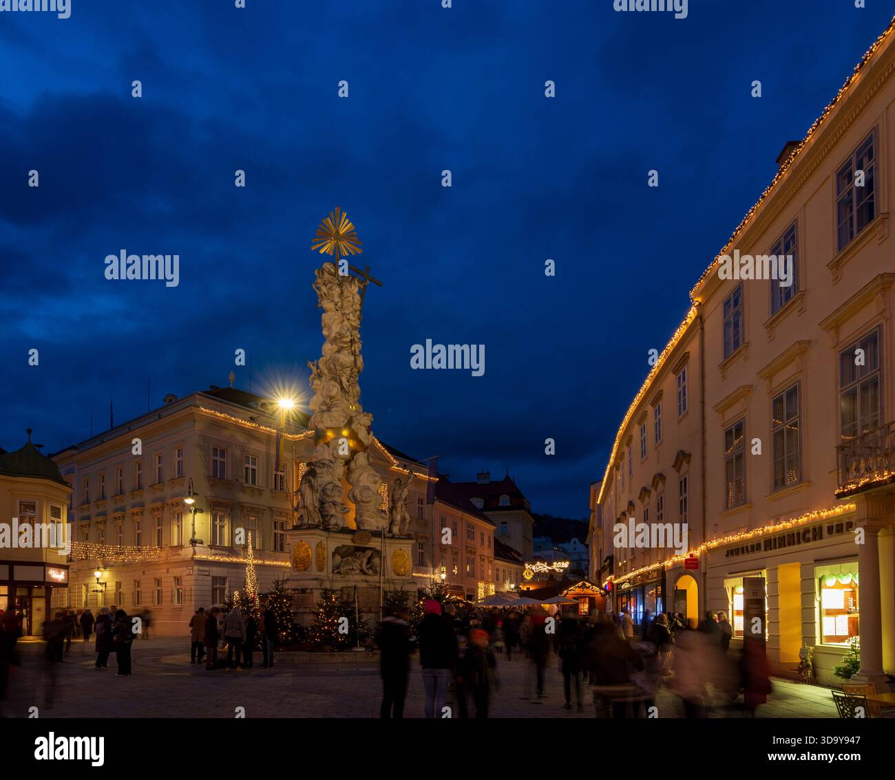 Baden: Weihnachtsmarkt Badener Adventsmarkt, Hauptplatz Hauptplatz, Rathaus, Pestsäule im Wienerwald, Wienerwald, Niederösterreich, Niederösterreich, Stockfoto