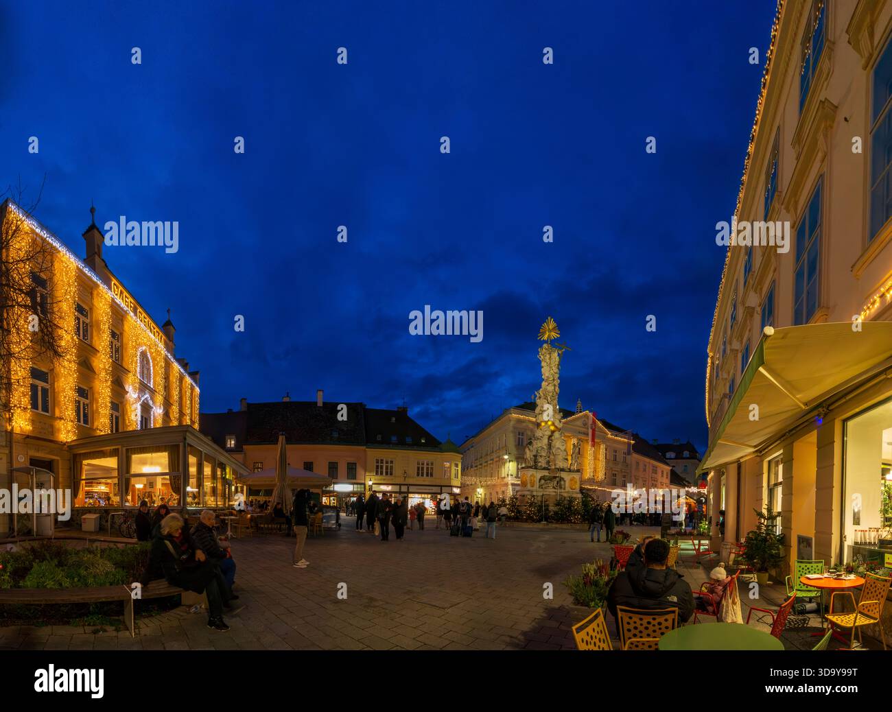 Baden: Weihnachtsmarkt Badener Adventsmarkt, Hauptplatz Hauptplatz, Rathaus, Pestsäule im Wienerwald, Wienerwald, Niederösterreich, Niederösterreich, Stockfoto