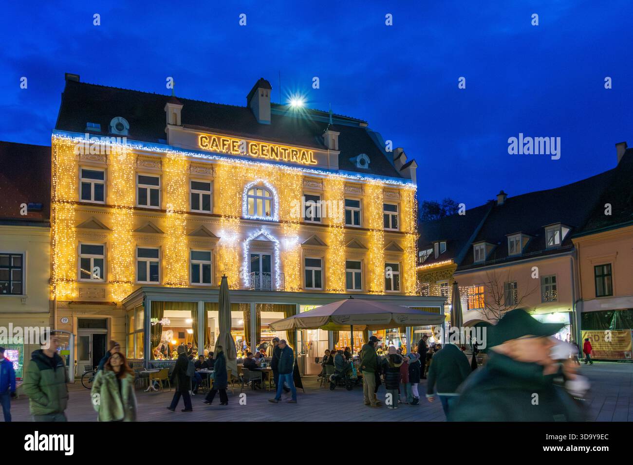 Baden: Weihnachtsmarkt Badener Adventsmarkt, Hauptplatz Hauptplatz, Cafe Central in Wienerwald, Wienerwald, Niederösterreich, Österreich Stockfoto