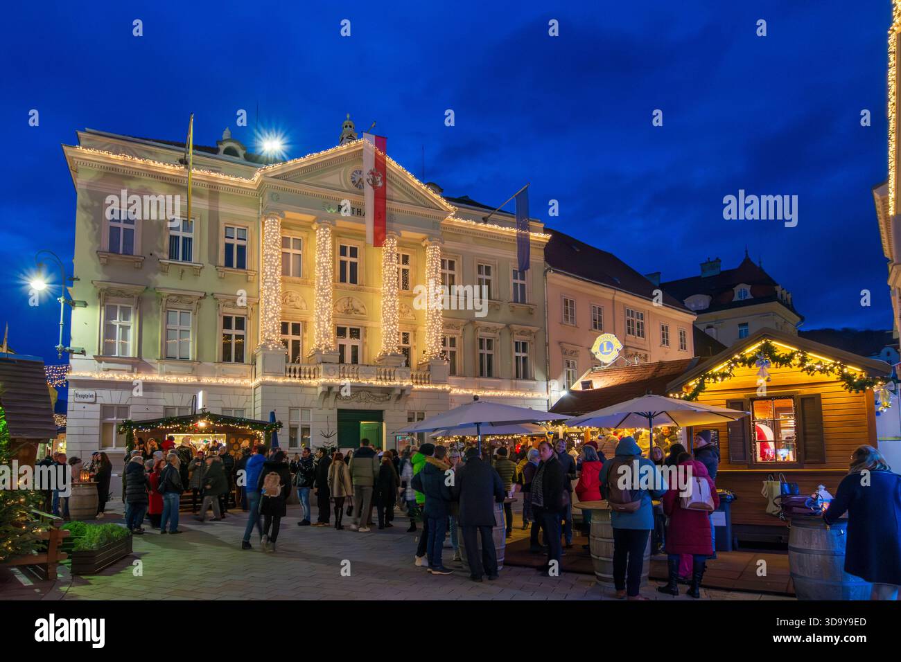 Baden: Weihnachtsmarkt Badener Adventsmarkt, Hauptplatz Hauptplatz, Rathaus in Wienerwald, Wienerwald, Niederösterreich, Österreich Stockfoto