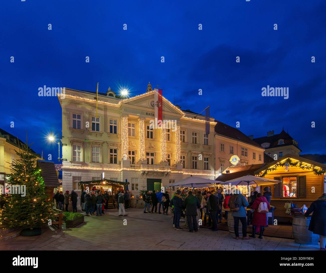 Baden: Weihnachtsmarkt Badener Adventsmarkt, Hauptplatz Hauptplatz, Rathaus in Wienerwald, Wienerwald, Niederösterreich, Österreich Stockfoto