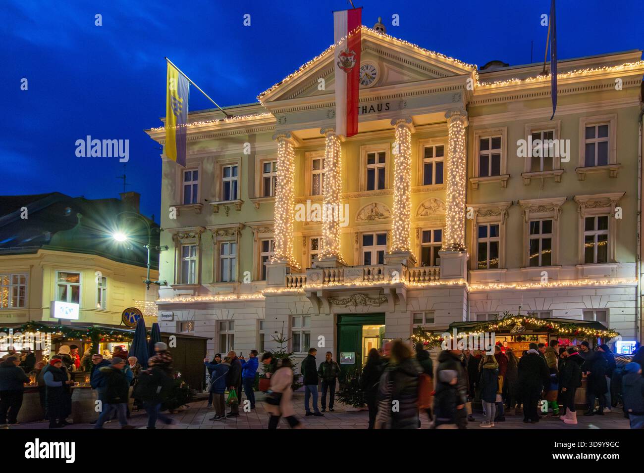 Baden: Weihnachtsmarkt Badener Adventsmarkt, Hauptplatz Hauptplatz, Rathaus in Wienerwald, Wienerwald, Niederösterreich, Österreich Stockfoto