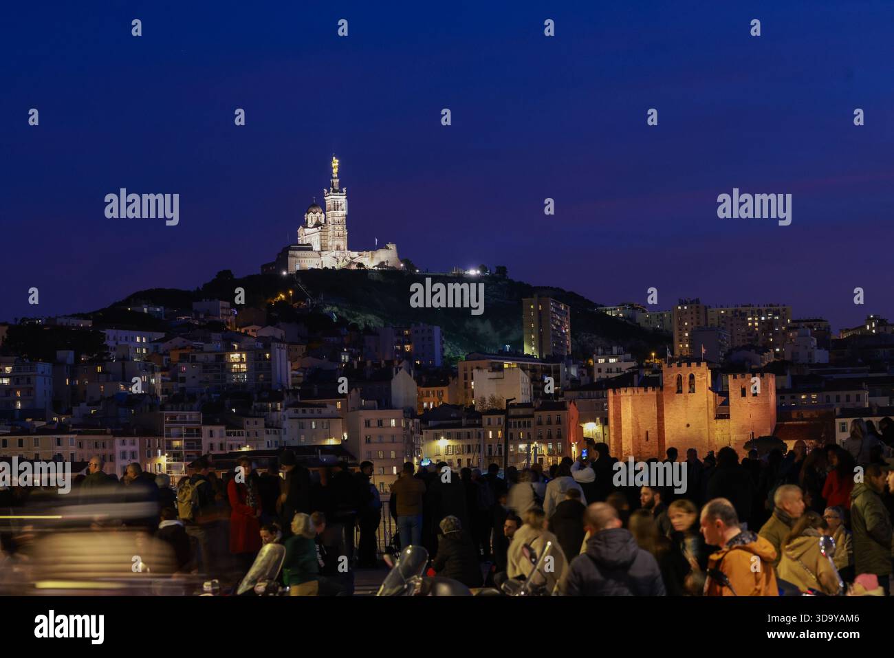 Marseille, Frankreich. Dezember 2025. Beleuchtung für die Renovierung der Bonne Mère in der Basilika Notre Dame de la Garde in Marseille 7. Dezember 2025 - 07/12/2025 - France/Marseille - Gilles Bader/Le Pictorium Credit: LE PICTORIUM/Alamy Live News Stockfoto