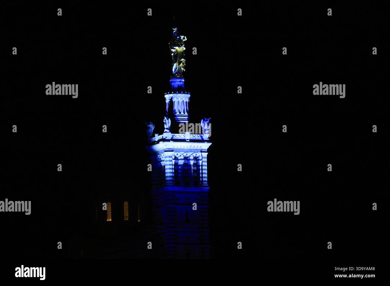 Marseille, Frankreich. Dezember 2025. Beleuchtung für die Renovierung der Bonne Mère in der Basilika Notre Dame de la Garde in Marseille 7. Dezember 2025 - 07/12/2025 - France/Marseille - Gilles Bader/Le Pictorium Credit: LE PICTORIUM/Alamy Live News Stockfoto