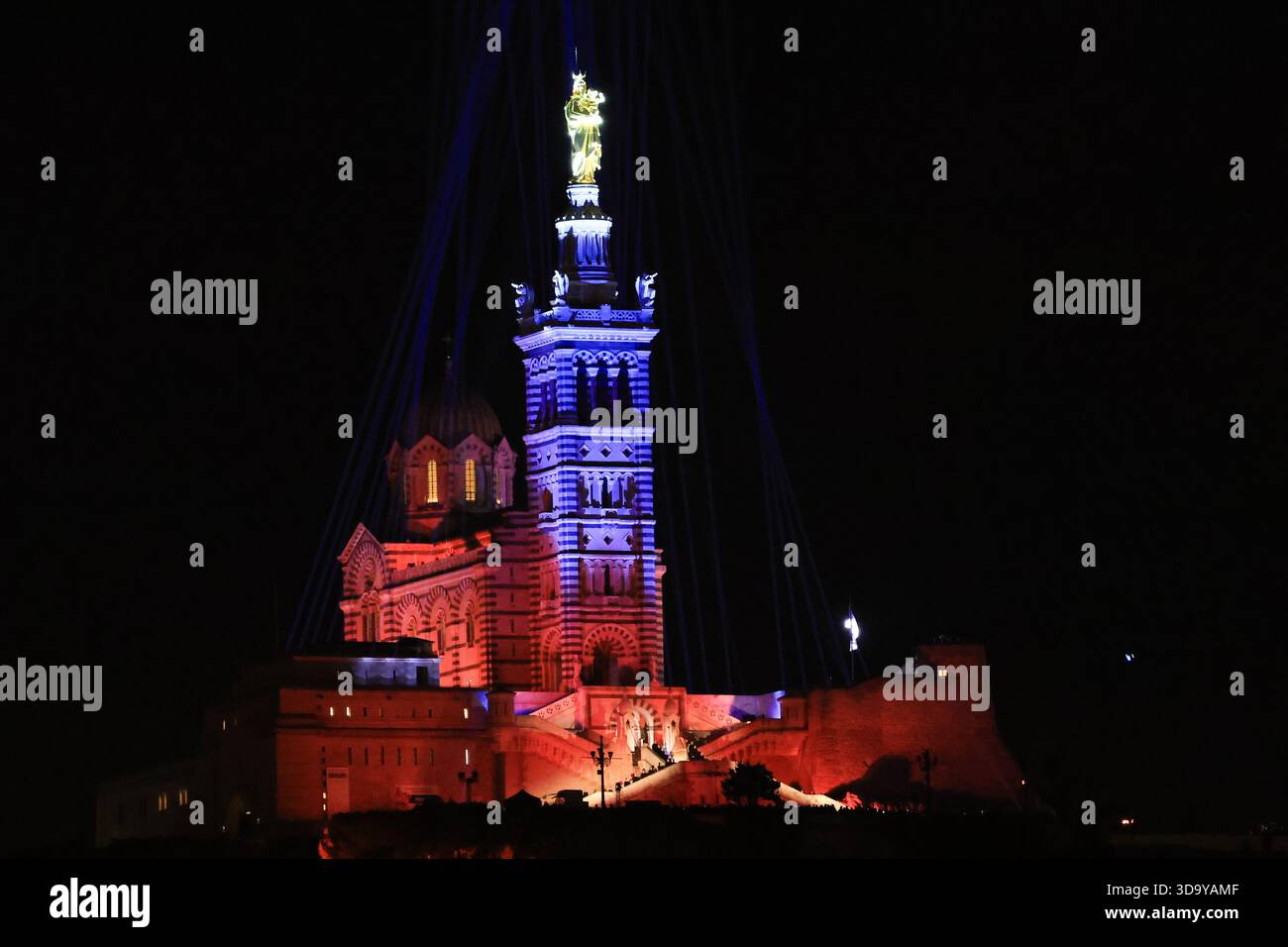 Marseille, Frankreich. Dezember 2025. Beleuchtung für die Renovierung der Bonne Mère in der Basilika Notre Dame de la Garde in Marseille 7. Dezember 2025 - 07/12/2025 - France/Marseille - Gilles Bader/Le Pictorium Credit: LE PICTORIUM/Alamy Live News Stockfoto