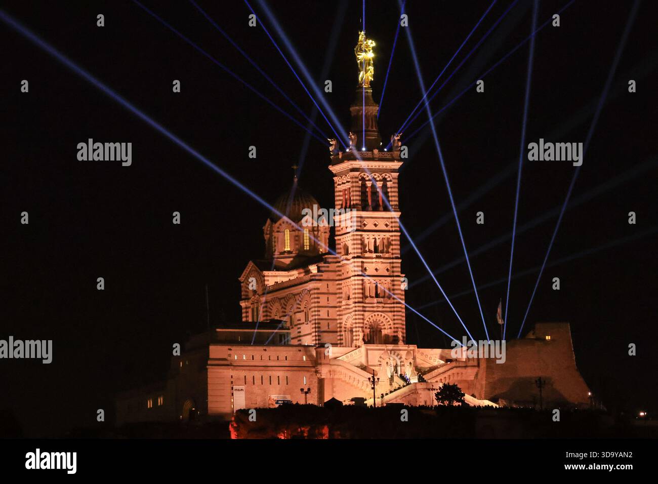 Marseille, Frankreich. Dezember 2025. Beleuchtung für die Renovierung der Bonne Mère in der Basilika Notre Dame de la Garde in Marseille 7. Dezember 2025 - 07/12/2025 - France/Marseille - Gilles Bader/Le Pictorium Credit: LE PICTORIUM/Alamy Live News Stockfoto