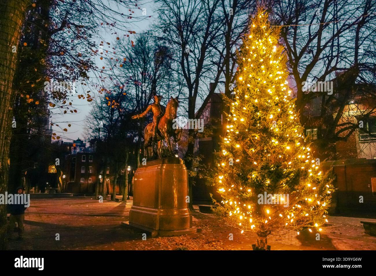 Boston, MA, USA-20. Dezember 2024: Nahaufnahme eines Weihnachtskranzes in der Abenddämmerung. Stockfoto