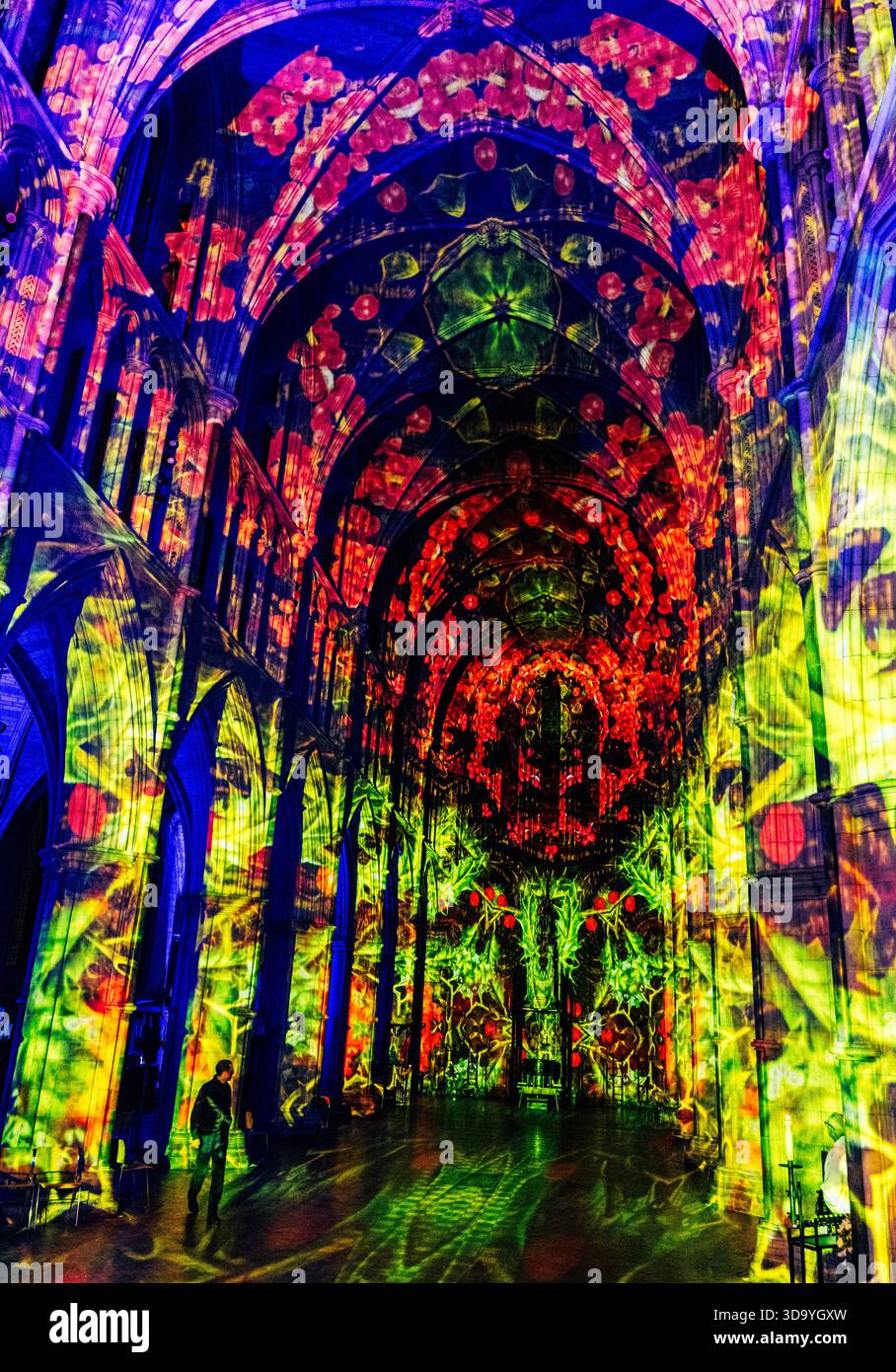 Die Engel kommen! Eine Lichtshow von Luxmuralis in der Southwark Cathedral, London, Großbritannien Stockfoto