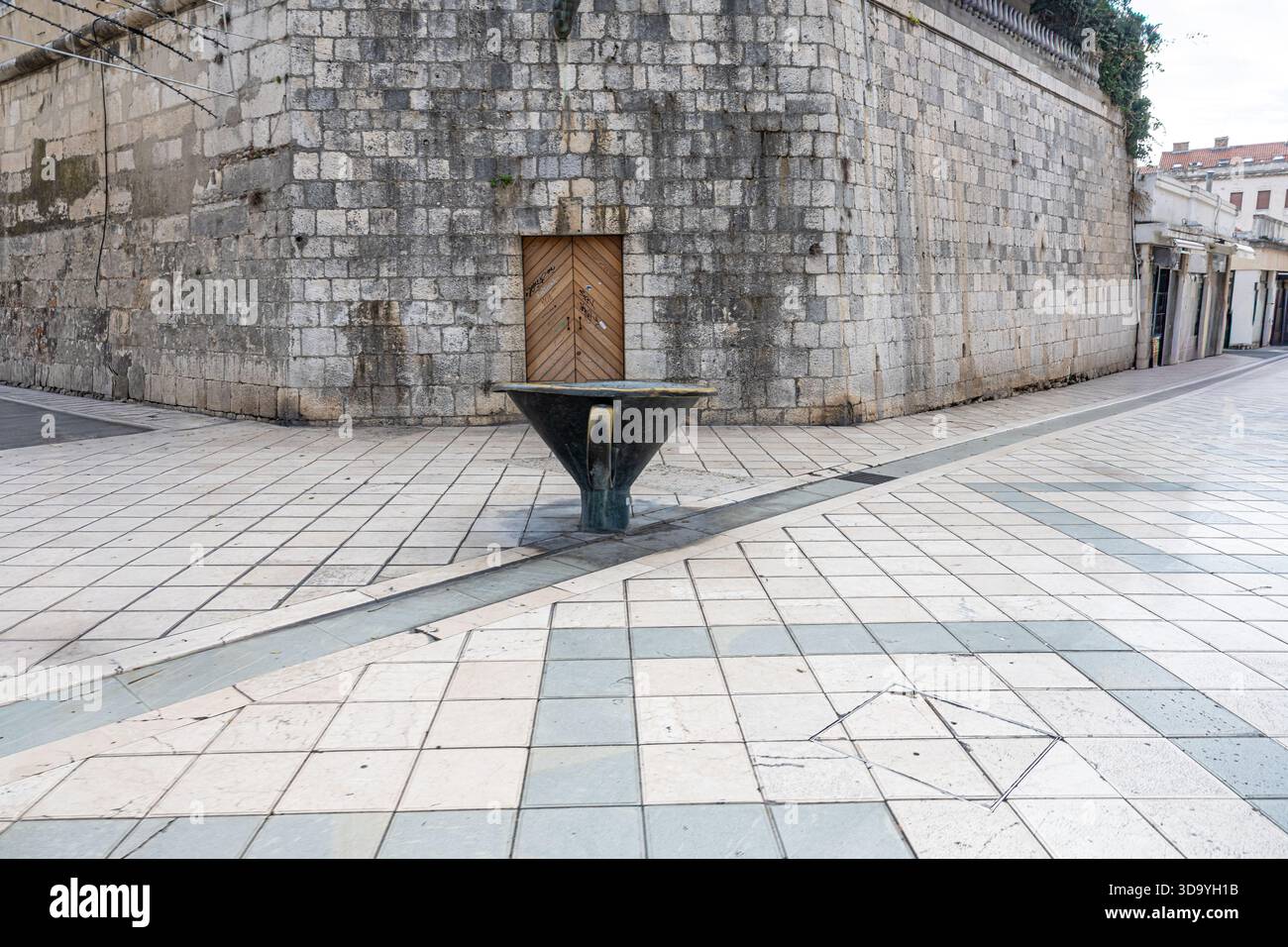 Der Pirja-Brunnen, auch bekannt als Figa i Pirija, ist ein bemerkenswerter symbolistischer Brunnen in der Marmontova-Straße in Split. Stockfoto