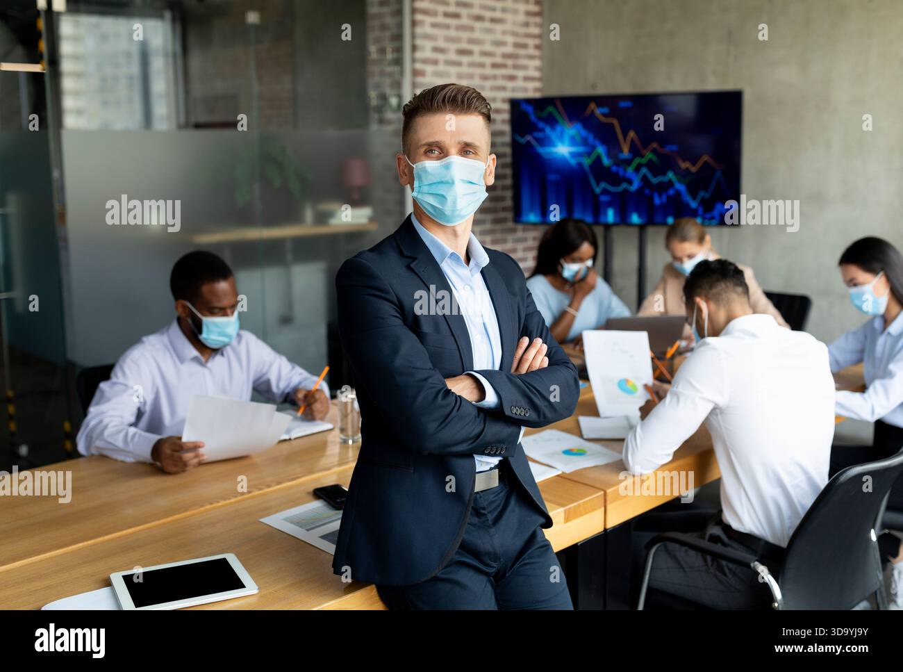 CEO von Medical Mask führt Treffen mit Kollegen im modernen Boardroom während der Pandemie Stockfoto