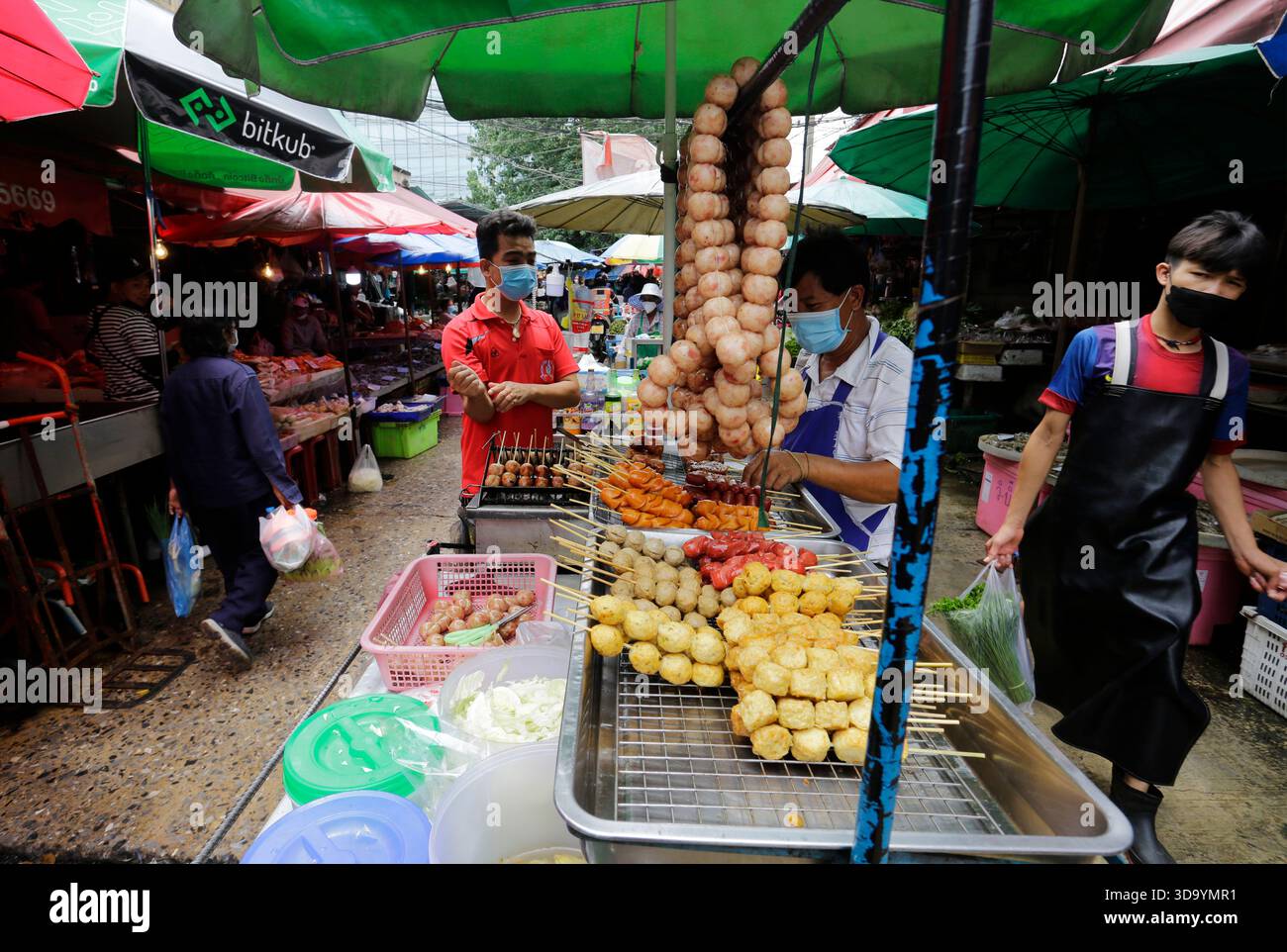 Bangkok, Thailand - 15. Juli 2022: Verkäufer verkauft Schweine- und Hühnerspieße auf dem Khlong Toei-Markt, während die Inflation hoch ansteigt. Stockfoto