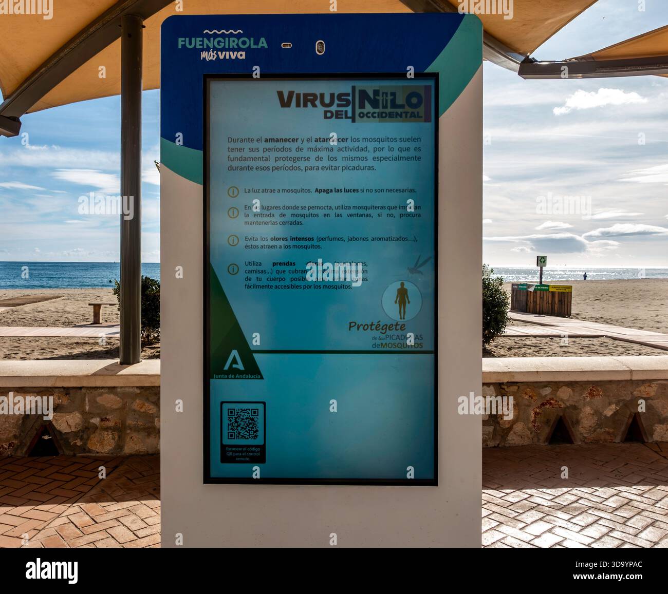 Eine Informationstafel am Strand von Fuengirola, Spanien, warnt vor dem West-Nil-Virus und bietet Tipps zur Mückenprävention. Stockfoto