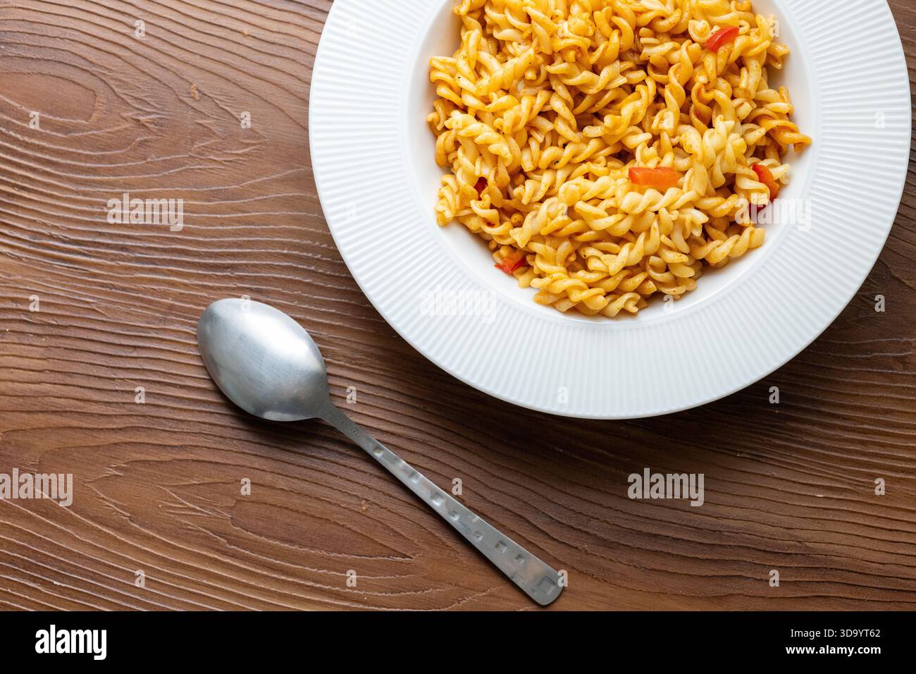 Nahaufnahme von Tomatenpasta, serviert auf einem weißen Teller mit einfachen italienischen Komfortgerichten Stockfoto