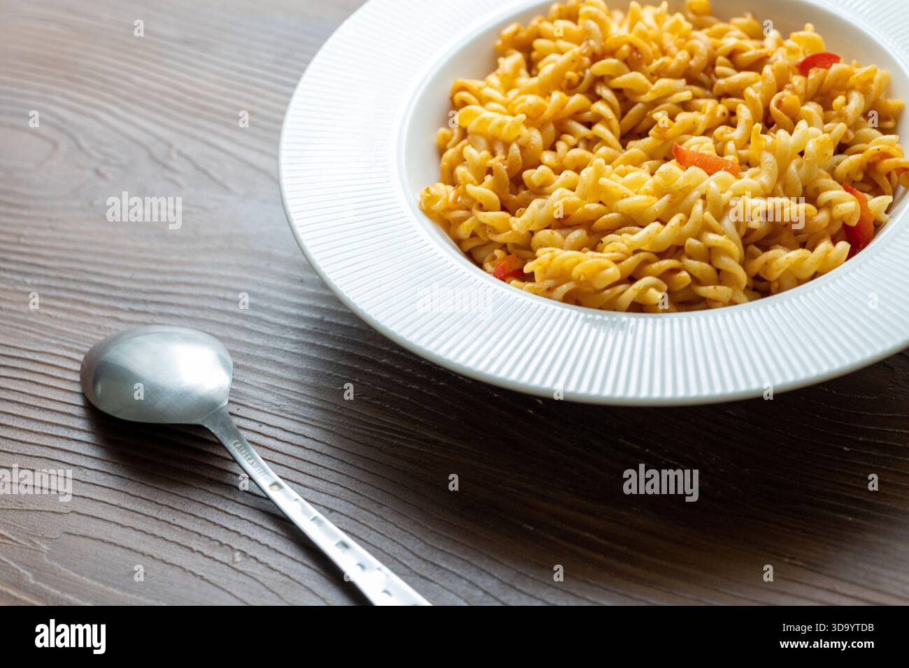 Nahaufnahme von Tomatenpasta, serviert auf einem weißen Teller mit einfachen italienischen Komfortgerichten Stockfoto