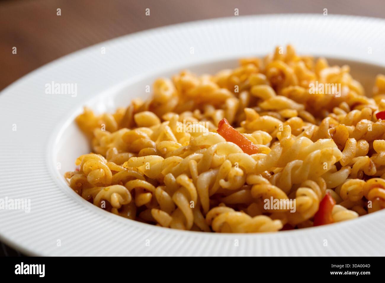 Nahaufnahme von Tomatenpasta, serviert auf einem weißen Teller mit einfachen italienischen Komfortgerichten Stockfoto
