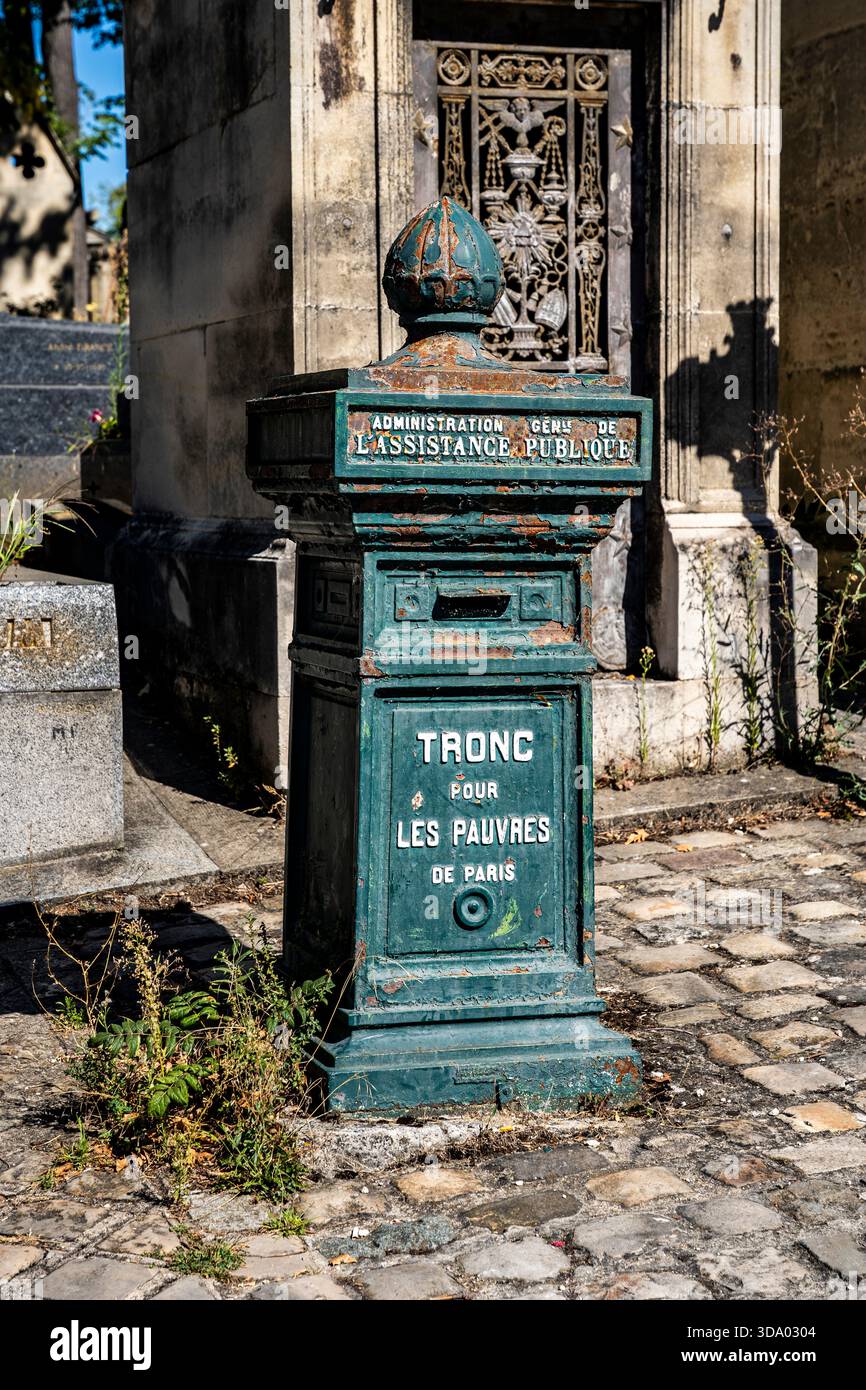 Charity-Truhe oder Sammelbox, um Spenden für arme Menschen am Eingang des Friedhofs von Pere Lachaise zu sammeln, dem größten Friedhof in Paris Frankreich Stockfoto