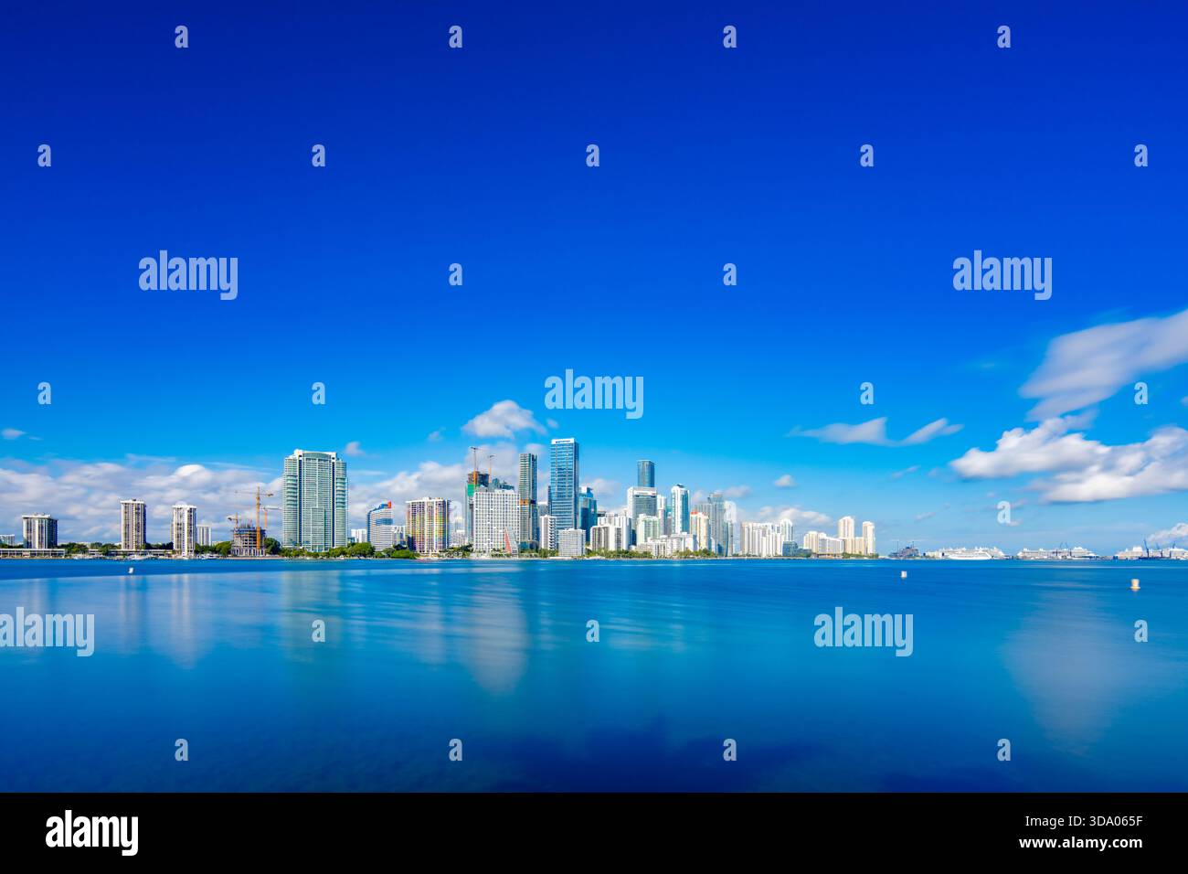 Fernsicht auf Brickell über die Bucht. Tiefblaue Farben und lange Belichtung für glattes Wasser Stockfoto