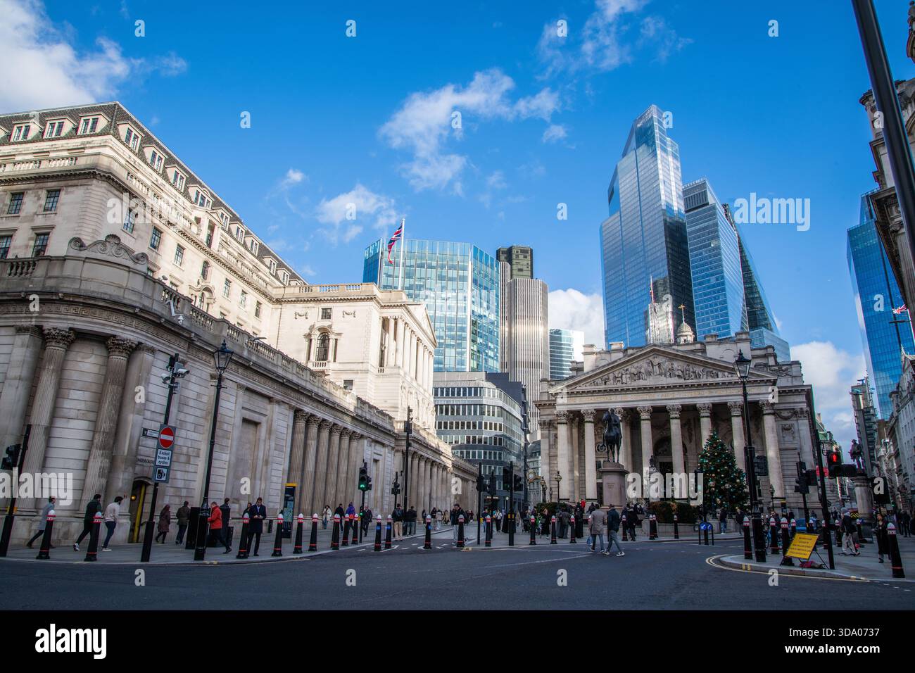 Blick auf die Bank of England und die Royal Exchange mit modernen Wolkenkratzern der Stadt London, die hinter ihnen die historische und zeitgenössische Architektur einfangen Stockfoto