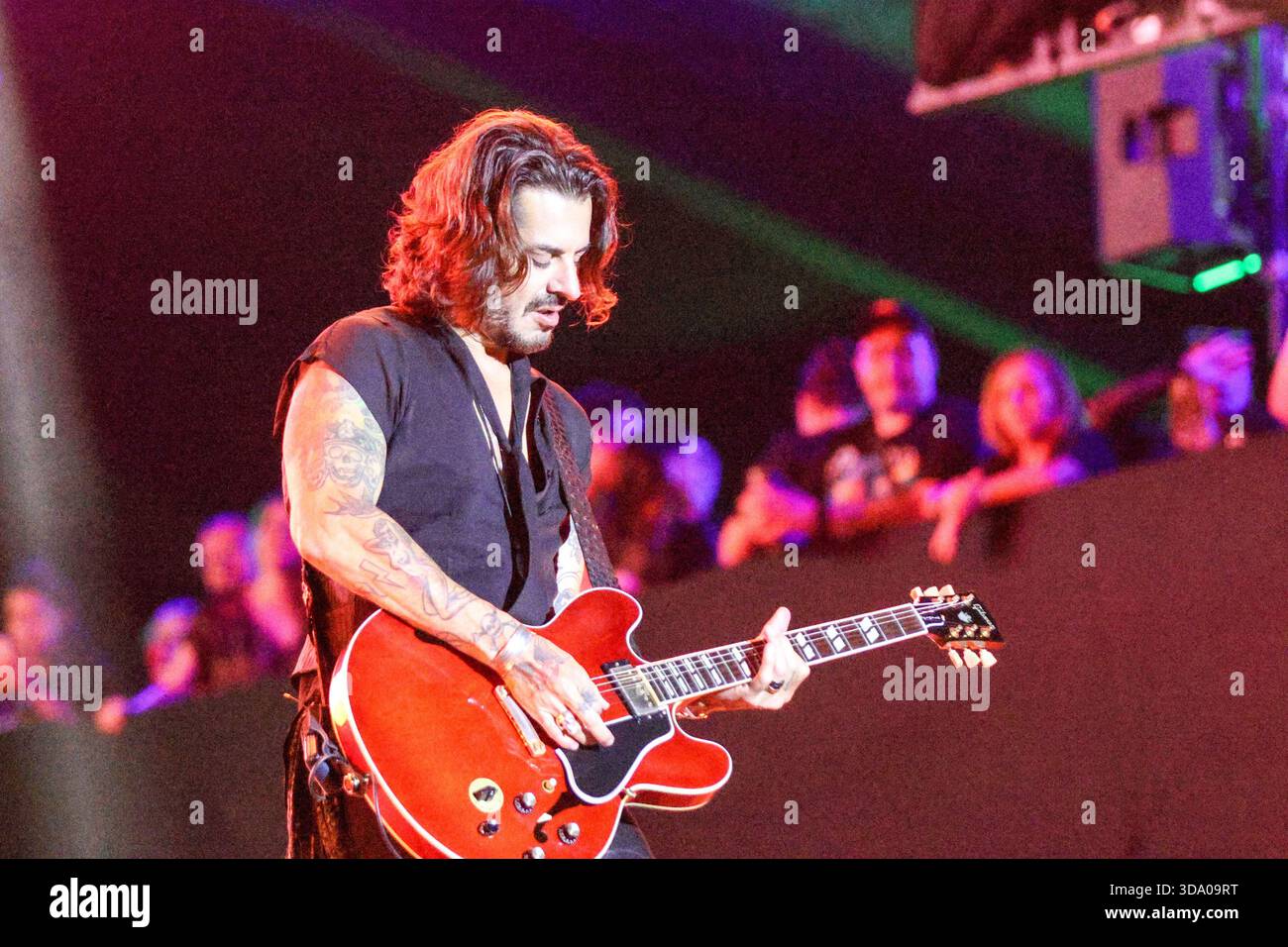 Curitiba, Brasilien. Dezember 2025. PR - CURITIBA - 06/12/2025 - CURITIBA, PRIME ROCK BRASIL - Marco Tulio von der Band Jota Quest während eines Auftritts im Prime Rock Brasil in Pedreira Paulo Leminski, in Curitiba, diesen Samstag (06). Foto: Robson Mafra/AGIF (Foto: Robson Mafra/AGIF/SIPA USA) Credit: SIPA USA/Alamy Live News Stockfoto